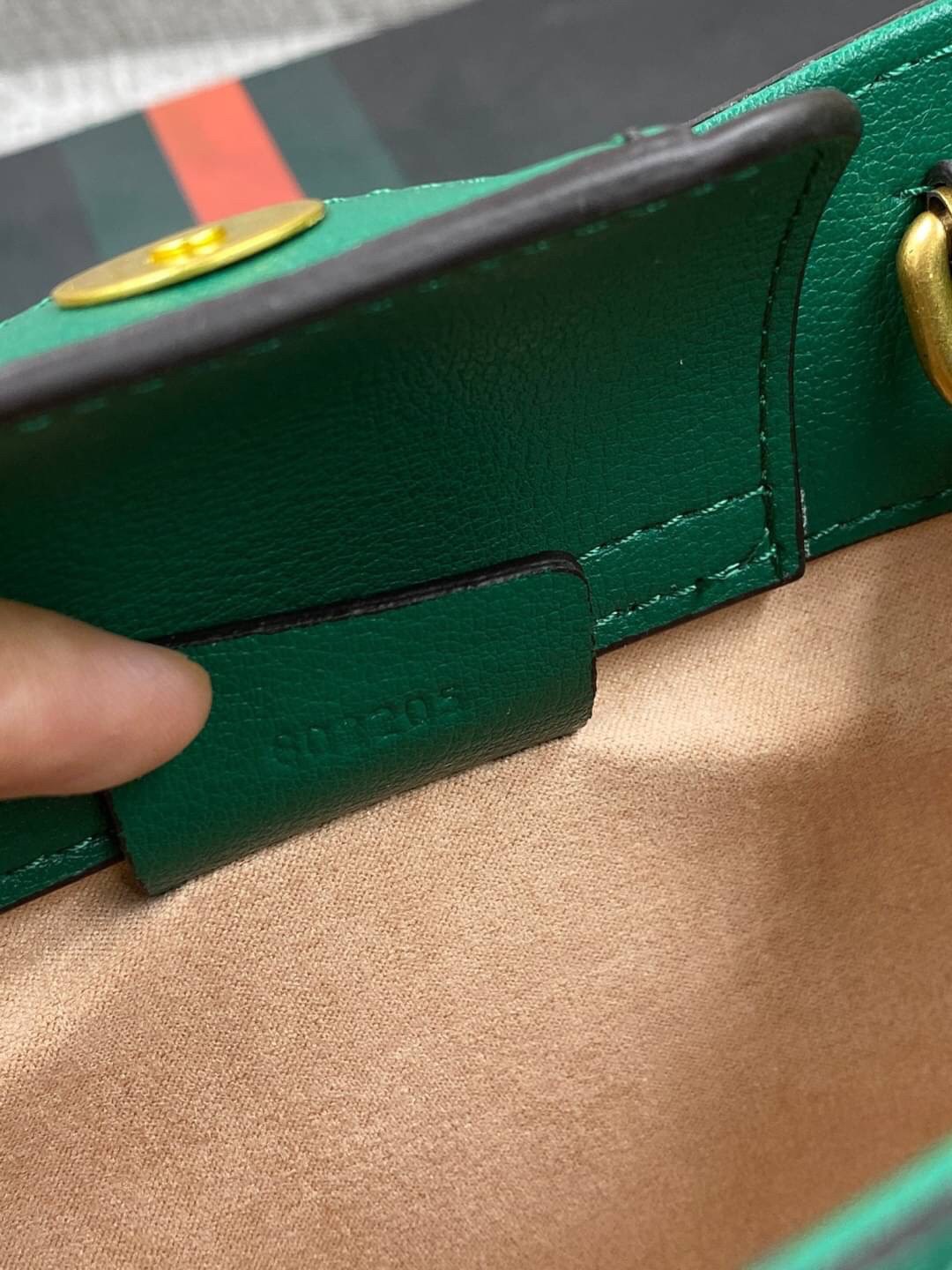 VIP GIFT 】หนังแท้ GUCCI Diana mini tote bag กระเป๋างานหูไม้ไผ่สุดคลาสสิก ดีไซน์มาใหม่พร้อมเข็ดขัดหนังสีสะท้อนแสงประดับตรงหูกระเป๋า ขนาดมินิกำลังน่ารักเลยค่ะ วัสดุหนังแท้ อะไหล่ทอง งานสวยตั้งอยู่ทรง มีสายสะพายยาว 1เส้น สามารถปรับระดับได้-ถอดได้ งานเก๋ไก๋ที