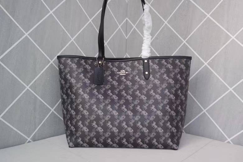 COACH 91107 REVERSIBLE CITY TOTE WITH HORSE AND CARRIAGE PRINT ใช้ได้ 2 ด้าน 🔺ทรง Tote รุ่นแนะนำค่ะ!! วัสดุ pvc อย่างดี นิ่มยวบตัวสวย ลายรถม้าทั้งใบค่ะ (ในไทยหายากค่ะลายนี้) 📌สามารถใช้ได้ทั้งด้านในและด้านนอกนะคะ สวยทั้ง2ด้านเลยทีเดียว เป็น