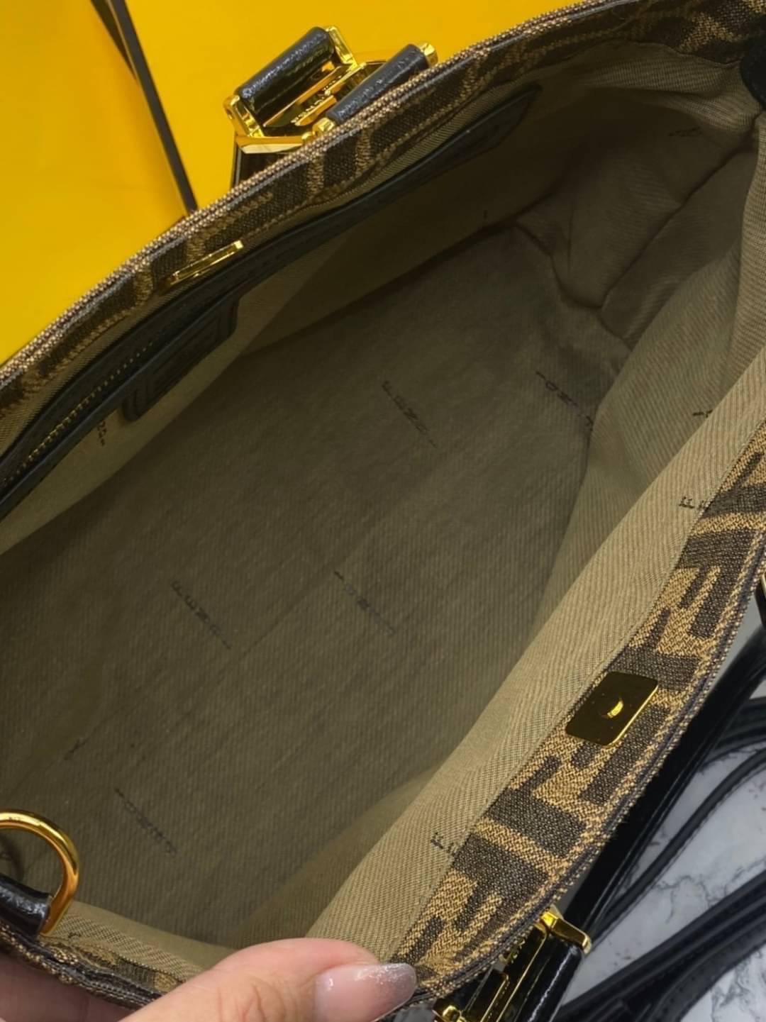 FENDI TOTE BAG 30cm กระเป๋าถือ/สะพายไหล่ ทรงสวย หรู ดูแพงเกินเบอร์!! ⭐️⭐️ วัสดุผ้าท็อปแคนวาสลายแบรนด์เต็มใบ ภายในโล่งกว้าง มาพร้อมหูจับในตัวและสายสะพายไหล่ ใช้งานได้ 2IN1 ✔️👍 ใบนี้จุของได้เยอะมากๆเลยน้า เหมาะกับสาวๆที่สัมภาระเยอะ หรือใช้สะพ