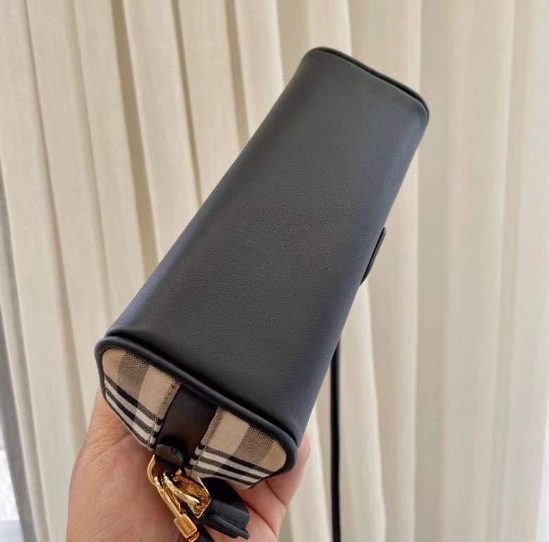 พรีเมี่ยมกิ๊ฟแท้ 100% 】พร้อมส่งที่ไทย ที่นี่ที่เดียว VIP gift BURBERRY Black Vintage Check Half Cube Crossbody Bag