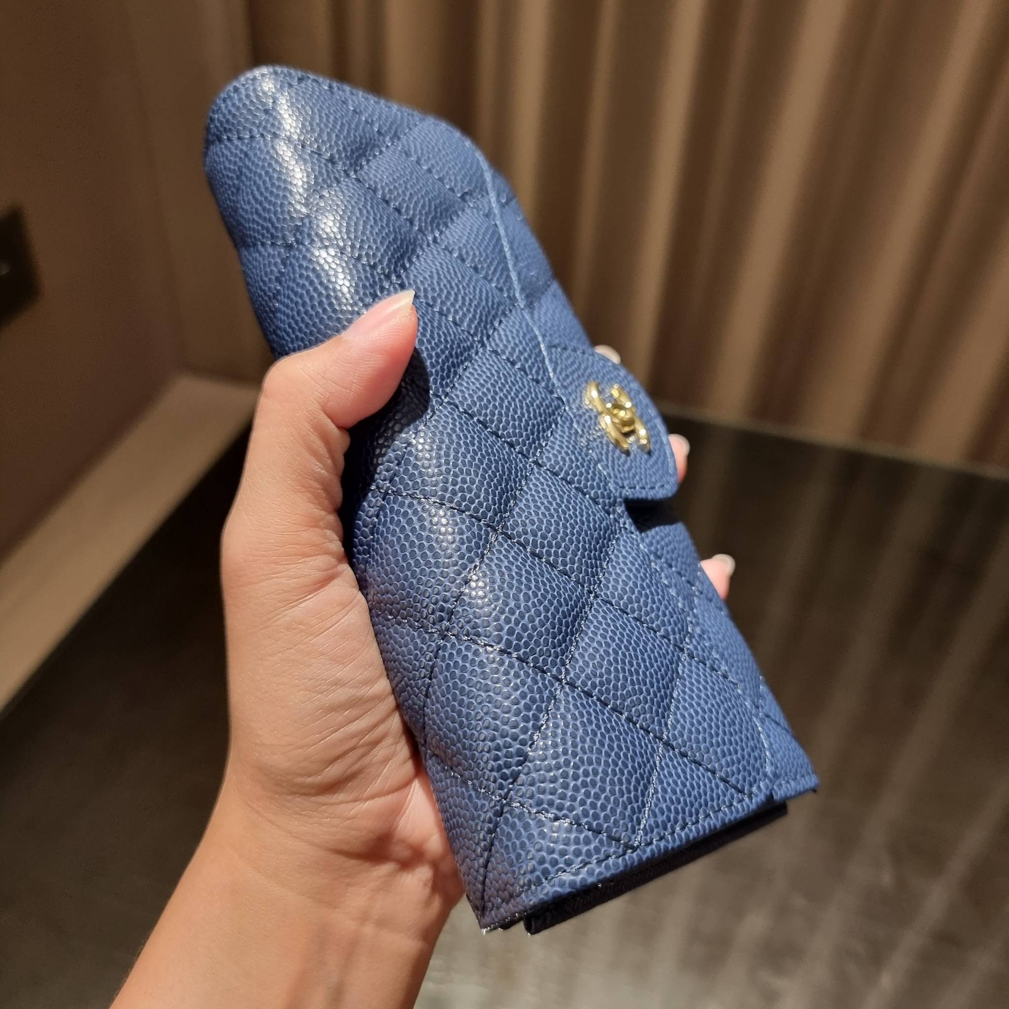 VIP 】กระเป๋าสตางค์ใบยาวรุ่นฝาพับที่ถามหากันมากที่สุด!! สวยรับทรัพย์จาก Chanel วัสดุหนังลายคาร์เวีย ลุคผู้ดีที่สุด เปิด-ปิดด้วยกระดุมแม่เหล็ก ภายในกระเป๋ามีช่องใส่บัตรได้เยอะ ใส่ธนบัตร ใส่เหรียญได้ มีช่องซิปแยกอีกหนึ่งช่อง ดีไซน์เรียบหรูดูคลาสสิค!! สาวๆห้า