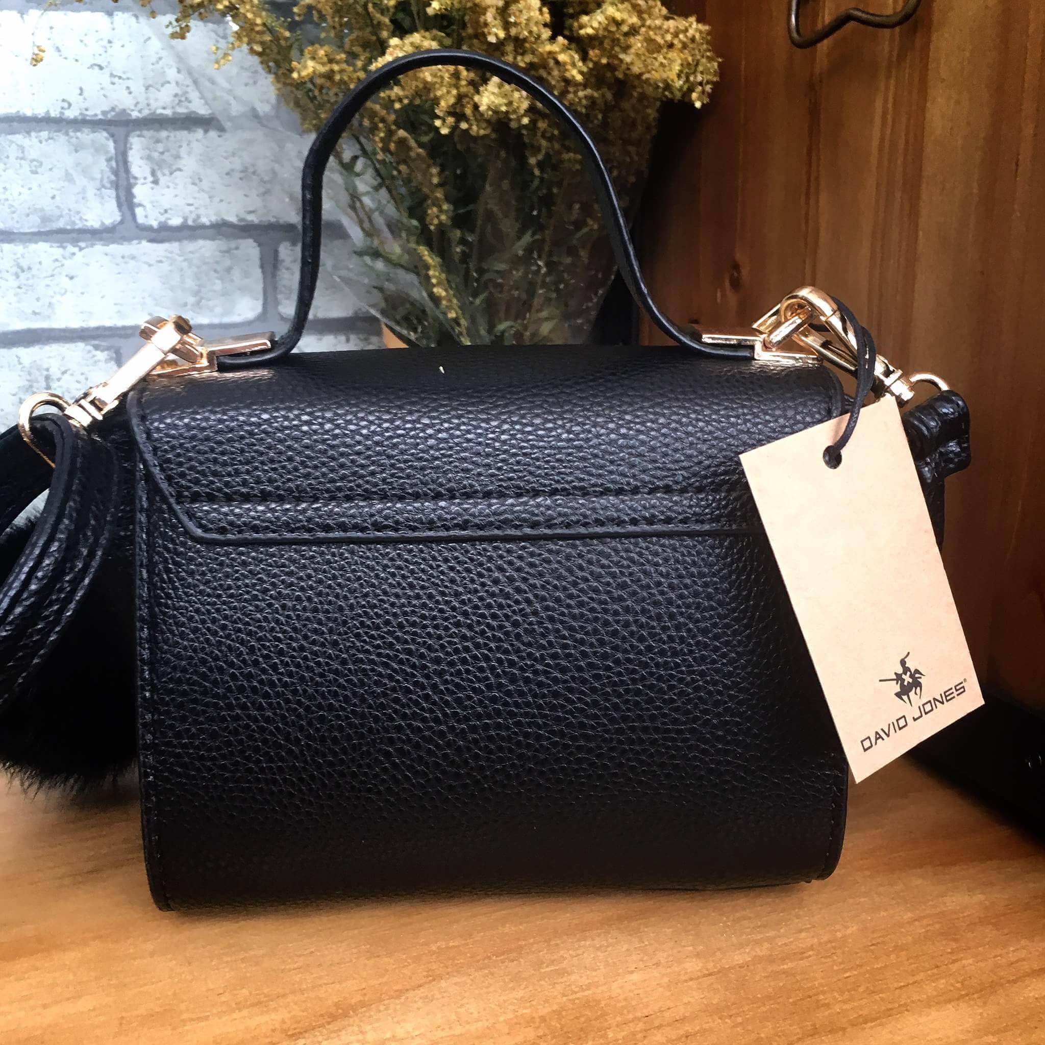 ทรงขายดี มาใหม่สวยหรูมากคะ 👑 สีใหม่ classic black กระเป๋าถือ / สะพายจาก แบรนด์ David jones หนังอย่างดี ขนาด มินิ กำลังดี มีช่องใส่ของจุกจิกด้านใน สีสวยคะ เข้ากับชุดได้ง่ายมากๆ ใบนี้แนะนำเลย #สวยมาก #ห้ามพลาดเลยคะ