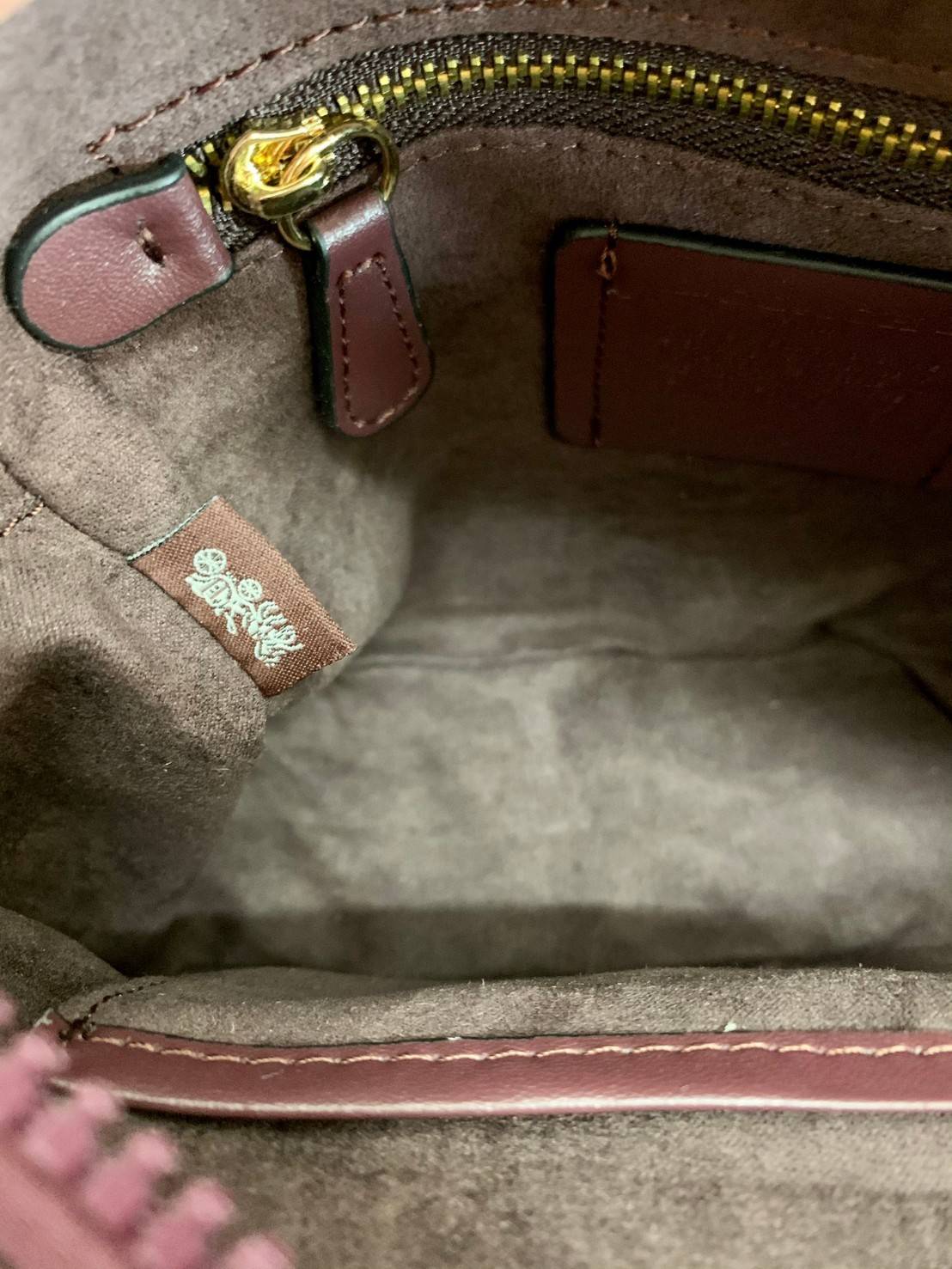 COACH KAT CROSSBODY WITH HORSE AND CARRIAGE PRINT ((88480//88544)) พร้อมส่งค่ะ! กระเป๋าสะพายแบบครอสบอดี้ร์ หนังแท้อย่างดี ตัวกระเป๋าเก๋ด้วยการพิมพ์ลายรถม้าค่ะ ด้านหน้ามีช่องกระดุมแม่เหล็กสำหรับใส่ของจุกจิกได้ พร้อมโลโก้แบรนด์สุดหรู