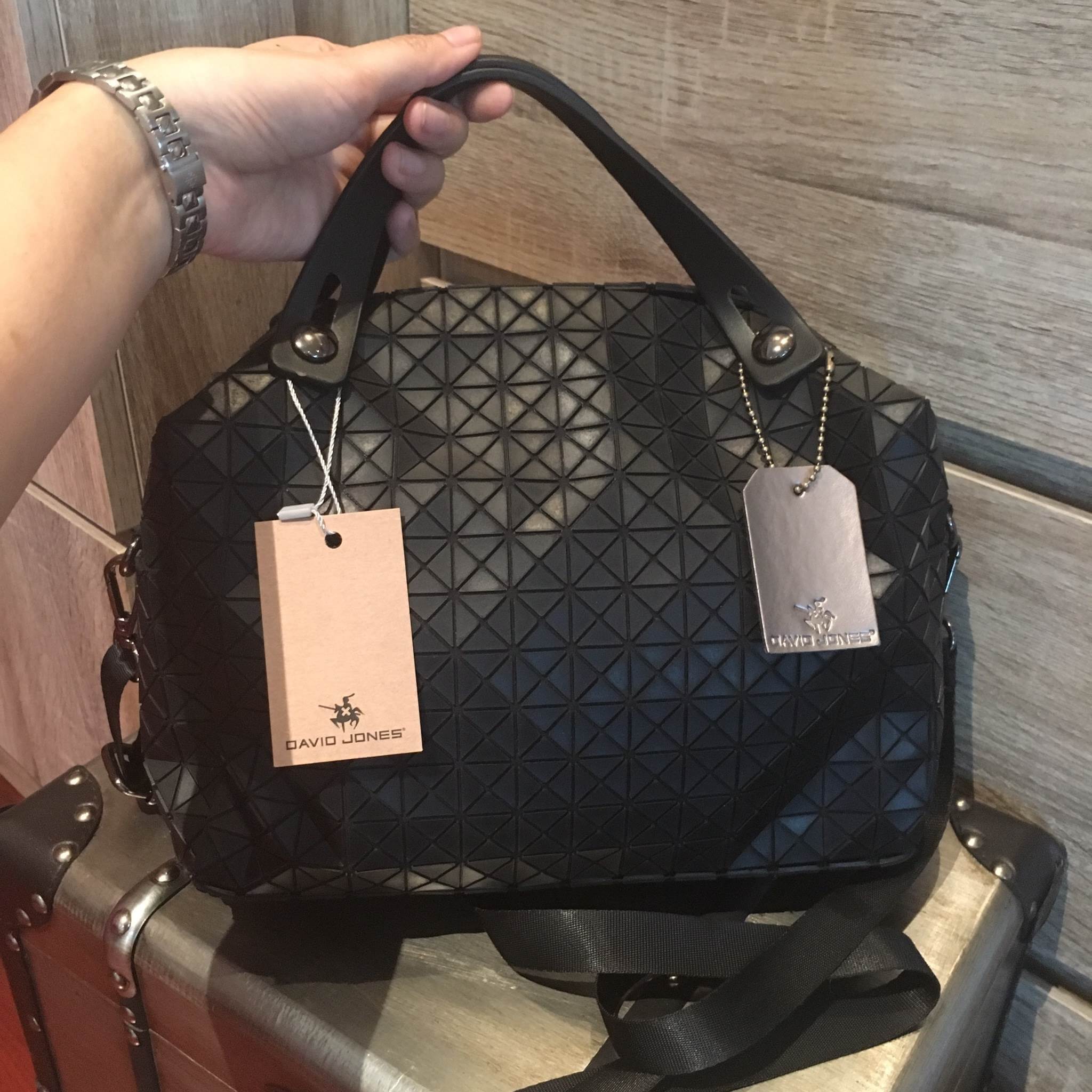 สินค้าขายดีที่สุด ทรงยอดฮิต จากแบรนด์ David Jones สวย น่ารัก ขนาดตอบทุกโจทย์การใช้งาน เห็นแล้วหลงรักเลยคะ ตัวกระเป๋าขนาดกำลังดี จุของคุ้ม สวยมาก ดูแลรักษาง่าย พร้อมสายสะพายยาว ภายในมีช่องซิป และช่องใส่ของจุกจิก 2 ด้าน เลยค่า มีถุงผ้าแบรนด์ให้คะ