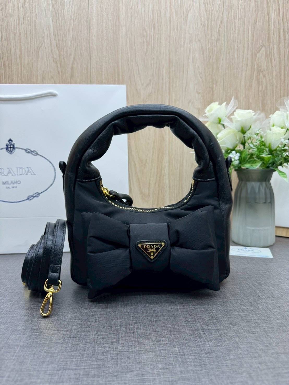ORI หนังแท้ | Prada Re-Nylon and nappa leather mini-bag with bow กระเป๋าถือพร้อมสายสะพาย ผ้าไนล่อนบุนวม รูปทรงแบบโฮโบที่นุ่มนวลโดดเด่นด้วยโบว์ขนาดใหญ่ที่สื่อถึงความเป็นผู้หญิงสมัยใหม่