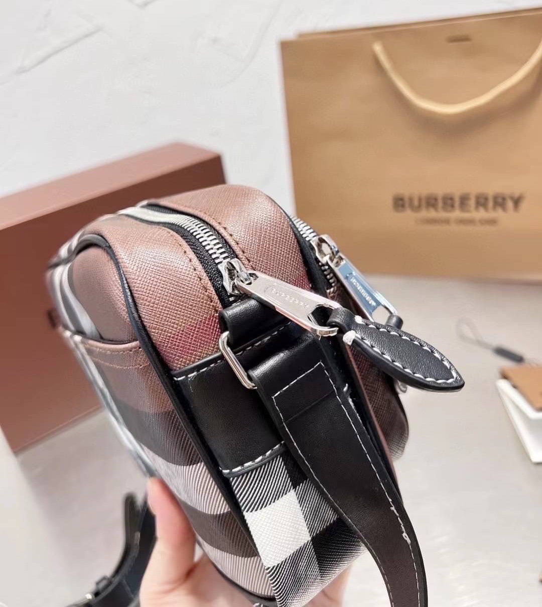 Burberry Vintage Check And Leather Crossbody Bag / Burberry Check Crossbody รุ่นใหม่ล่าสุด คุณผู้ชายช็อปด่วนค่า 🇬🇧 NEW ARRIVAL วัสดุ CANVAS อยู่ทรง ด้านหน้มีช่องซิปใส่ของหนึ่งช่อง ช่องหลักปิดเปิดด้วยซิป Rare items เด็ดๆแบบนี้ห้ามพลาดน้าาา