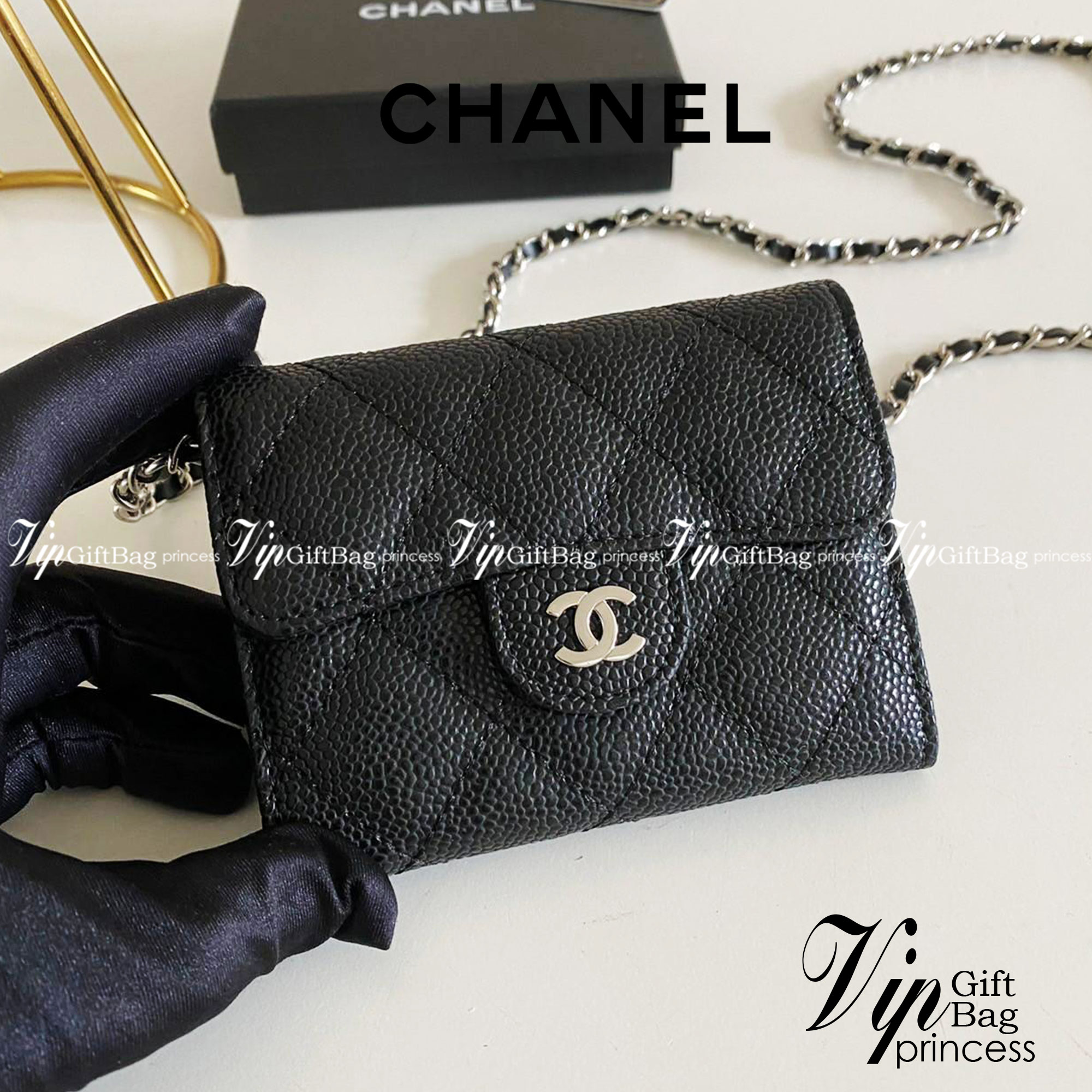 หนังแท้ Chanel wallet on chain / CHANEL BLACK CAVIAR BAG พร้อมส่งที่ไทย รุ่นยอดนิยมไอเท็มฮิตวัสดุหนังแท้คาเวียร์สวยคลาสสิคเปิดปิดด้วยฝาปิดกระดุมด้านหน้ามีโลโก้แบรนด์อะไหล่ทองสวยหรูดูดีมาพร้อมสายโซ่อะไหล่เงินและทองร้อยหนังจะสะพายไหล่ หรือ Crossbody ก็ดูดี 