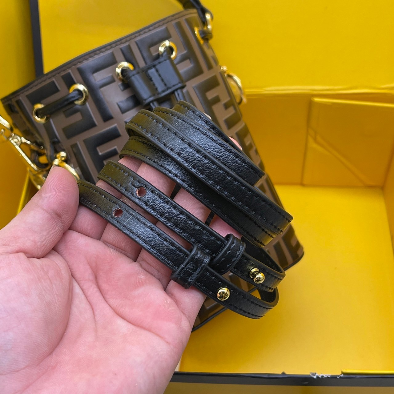 FENDI Mon Tresor Brown leather mini bag / FENDI Bucket Bag กระเป๋าสะพายทรงบัคเก็ต ไซส์มินิ เกรดออริ สลับแท้ 1:1 ใช้ต่างประเทศได้