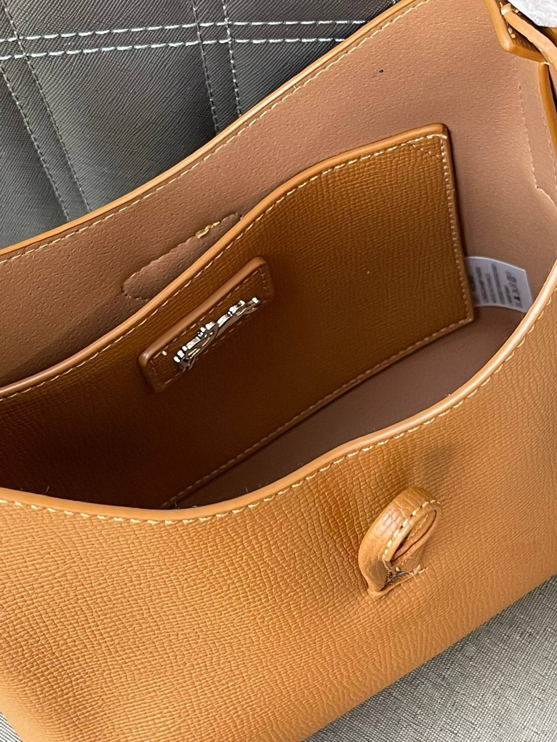 Longchamp ROSEAU Sac porté épaule XS กระเป๋าสะพายไหล่ซึ่งเป็นหนึ่งในแฟชั่นไอเทมที่สาว ๆ ส่วนใหญ่จะต้องมีไว้ใช้งานกันอย่างน้อยคนละหนึ่งใบแน่นอน ใช้งานสะดวก คล่องตัว ทั้งยังมีดีไซน์ให้เลือกหลากหลายตั้งแต่แบบหรูหรา น่ารักสดใส ไปจนถึงเรียบโก้ ให้คุณเลือกหยิบม