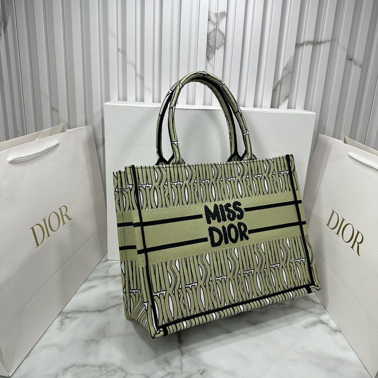 ORI หนังแท้ | Dior Miss Dior Allover Book Tote Handbag 14" กระเป๋าทรงโท้ทคอลใหม่ ดีไซน์ลวดลายกราฟฟิกสวยงามและหรูหราโดดเด่นไม่เหมือนใคร