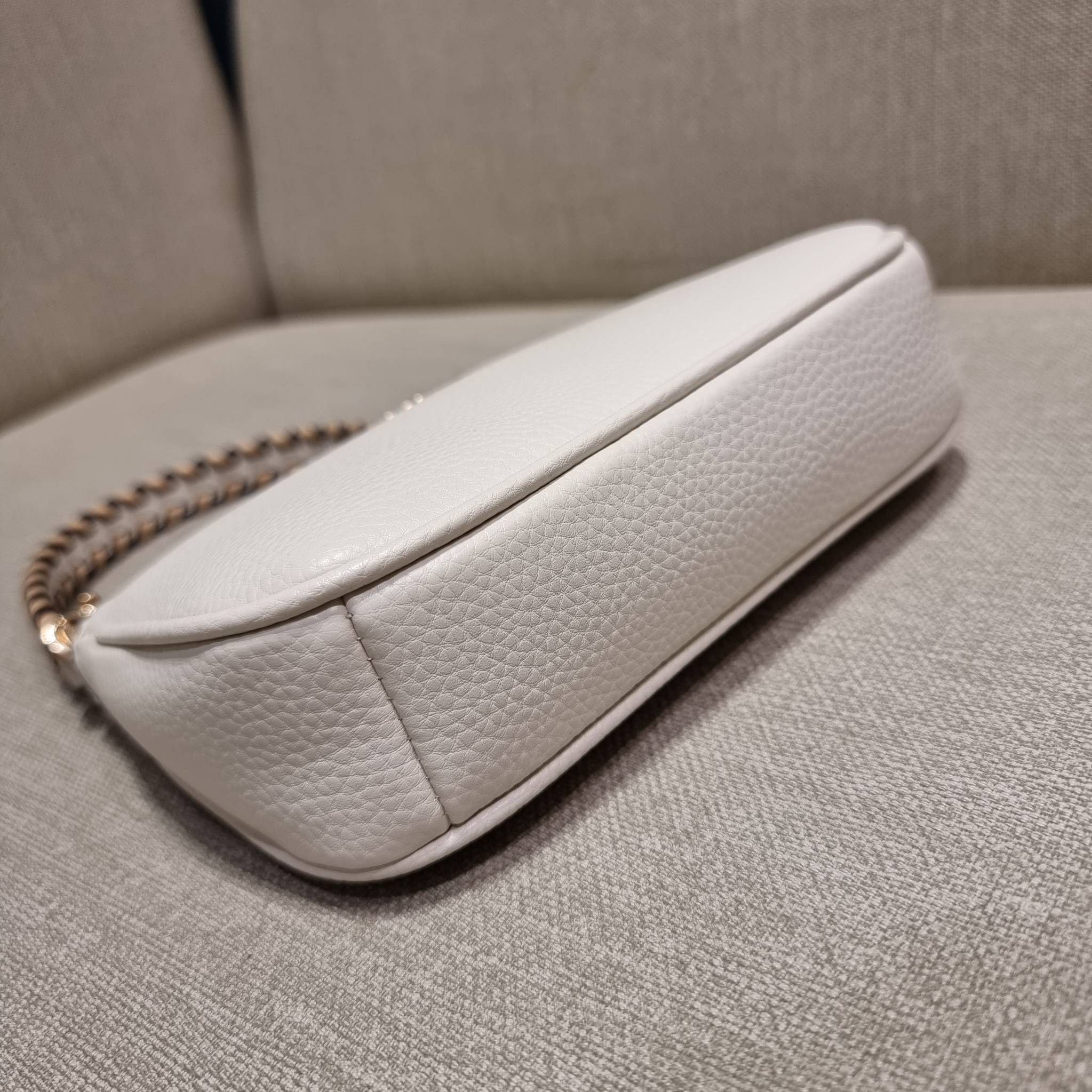 COACH C4233 NOLITA 19 WITH WHIPSTITCH คอลเลคชั่น rare item น่ารักน่าใช้ ในสไตล์คลาสสิค กระเป๋าทรงพอชขนาดมินิ ที่สามารถสะพายไหล่ และกึ่งคล้องมือใช้ได้ 2 สไตล์ ปรับสายให้มาเกี่ยวฝั่งเดียวเพื่อใช้เป็นคล้องมือ หรือปรับเกี่ยวอีกฝั่งใช้คล้องแขน คล้องไหล่ก็เก๋มา