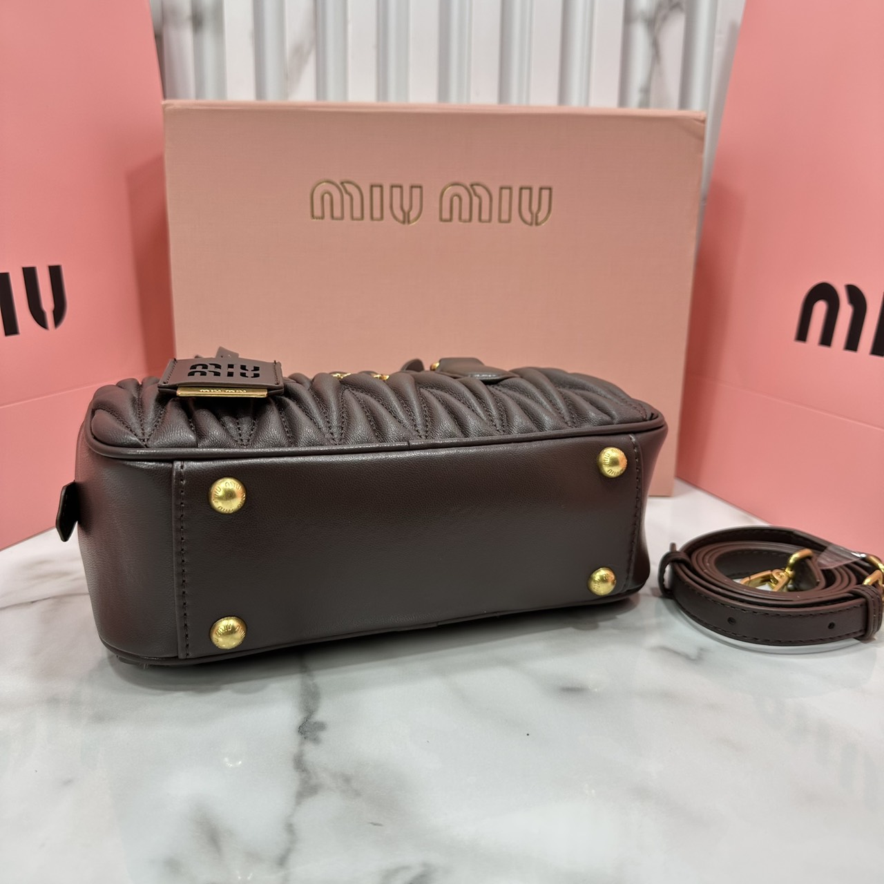 ORI หนังแท้ | MIU MIU Arcadie matelassé nappa leather bag Small 22cm กระเป๋าสะพายทรงโฮโบลุคลูกคุณหรูหราด้วยดีไซน์จับจีบนูนลวดลายสามมิติซับซ้อนเป็นเอกลักษณ์ น่ารักๆเก๋ๆ สวยดูแพง หูจับในตัวง่ายและสะดวกพกพา