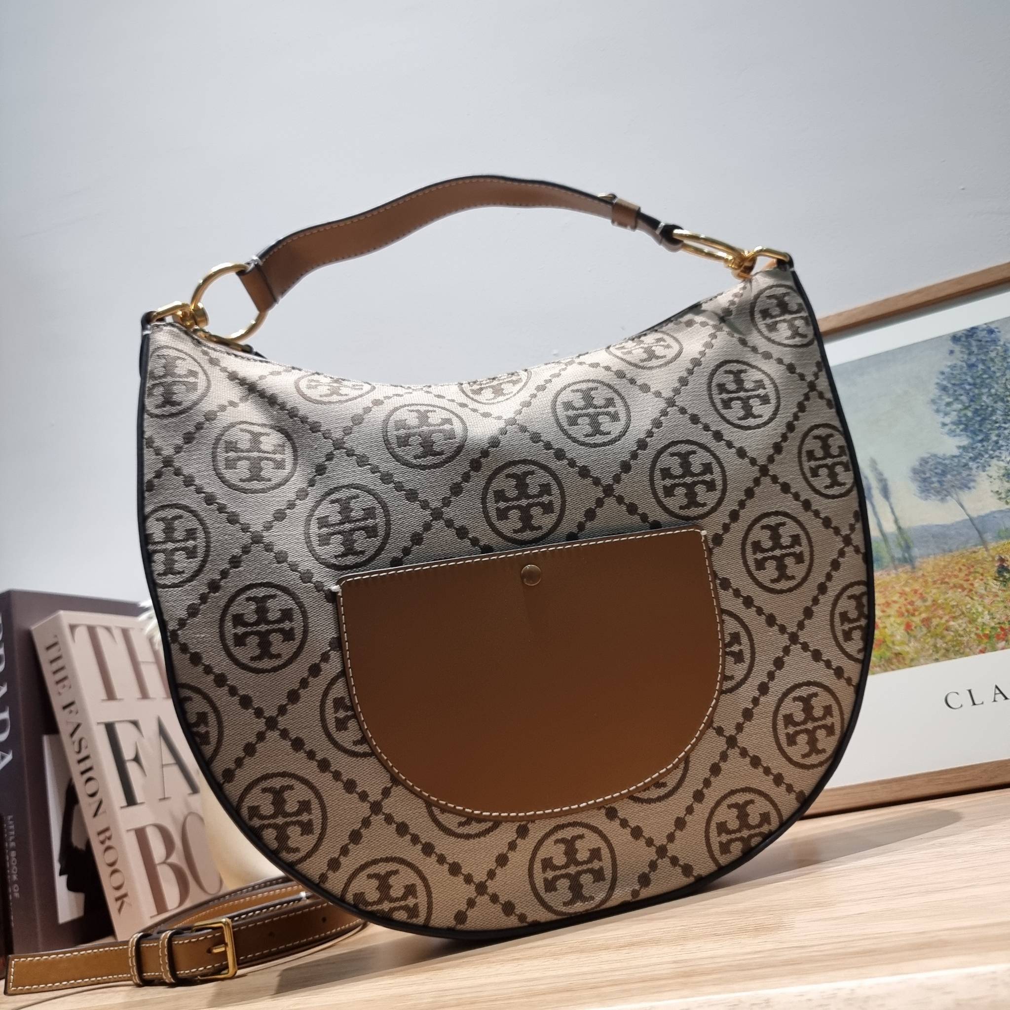 ใบใหญ่ 35cm Tory Burch T Monogram Medium Crescent Bag / TORY BURCH T MONOGRAM JACQUARD CRESCENT BAG ไซส์ใหญ่กับไอเท็มสุดร้อนแรง เซเลปรีวิวเยอะมาก!! สาวๆตามหากันไปอีก กระเป๋าทรง half moon ที่ดีไซน์บนผ้า jacquard ลวดลายซิกเนเจอร์ เรียบหรู ผู้ดีมากแม่! มาพร้