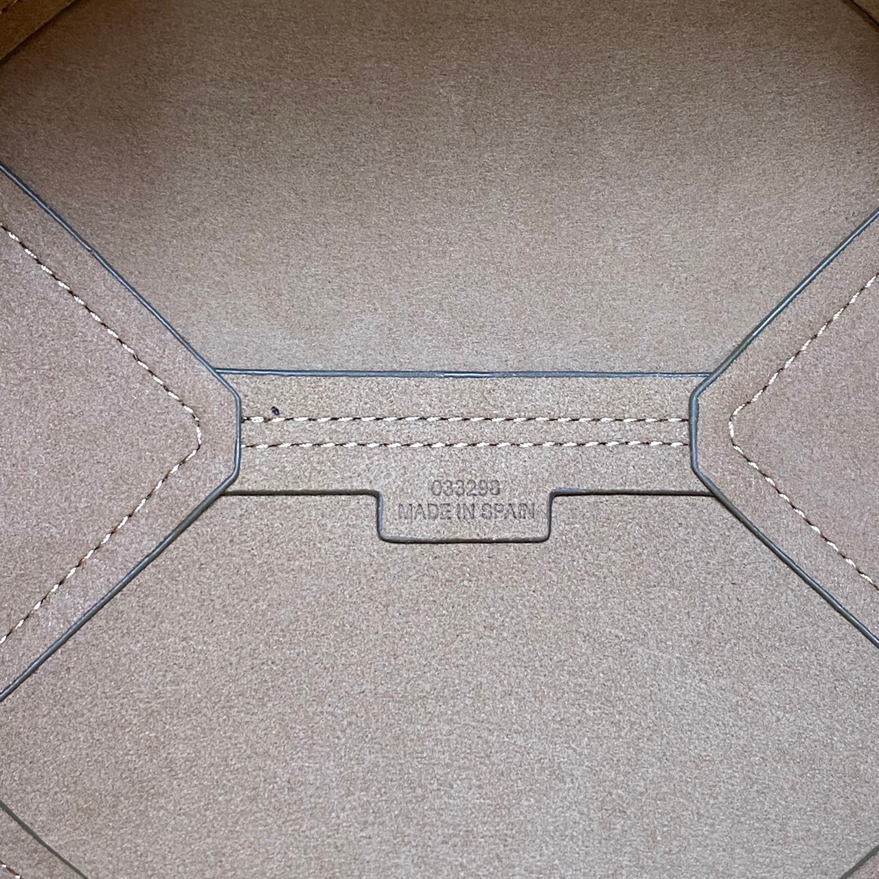 LOEWE Mini Puzzle Fold Tote in shiny calfskin / LOEWE TOTE BAG 18cm พร้อมส่ง กระเป๋าทรงโท้ท ขนาดมินิ ใช้งานง่ายเรียบหรู จุของได้เยอะ หนังเรียบสวยอยู่ทรงมาพร้อมสายสะพายยาวถอดได้ พับเก็บได้เป็นเอกลักษณ์