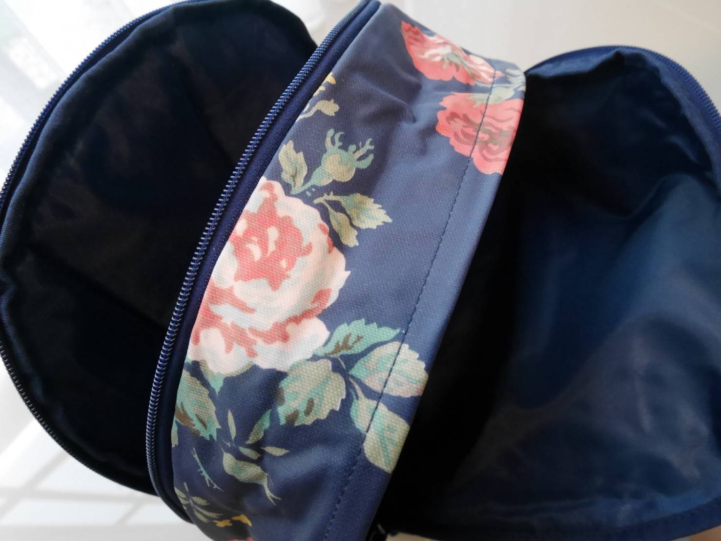 CATH KIDSTON BACKPACK BAG กระเป๋าเป้น่ารัก ตามแบบฉบับของแบรนด์นี้เลยค่า โดดเด่นด้วยหนัง PVC พิมพ์ลาย กันน้ำทั้งใบ ด้านในมีช่องซิปใหญ่ใส่ของ 2 ช่อง จุของได้เยอะ ใส่ IPAD / A4ได้สบายเลยค่ะ ด้านหน้ามีช่องซิปเล็ก 1 ช่อง ใส่ของจุกจิกหนิบได้สะดวก น้ำหนักเบา ใช้