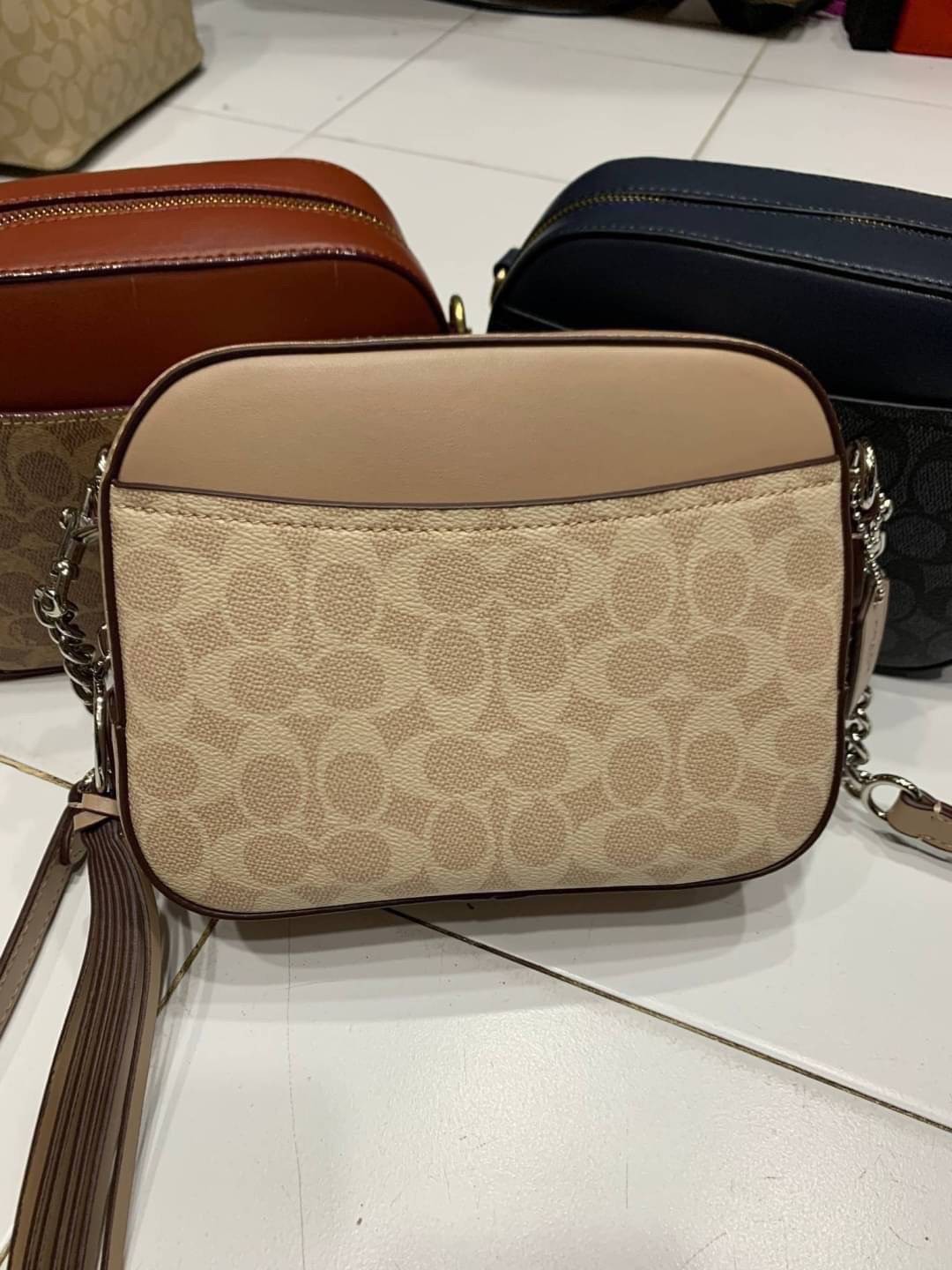 สินค้าขายดี พร้อมสีใหม่ 3สี ในไทยยังไม่มีค่ะ !! COACH SIGNATURE CROSSBODY BOX BAG ((F31208)) กระเป๋าสะพายวัสดุหนังแท้ จาก coach factory outlet หนังนิ่ม ทรงสวย ตัวกระเป๋าลายแบรนด์ ตัดขอบหนังเรียบได้สวยงามค่ะ ด้านหน้า-หลัง มีช่องสำหรับใส่ของ เปิดปิดกระเป๋าแ