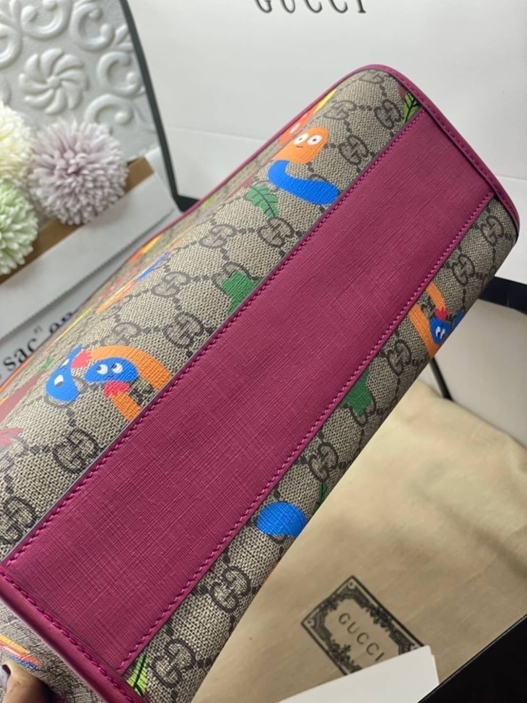 Ori GUCCI Children's tote bag GG kids ที่สุดของความน่ารัก ลิมิเต็ดแบบไม่มีเอาท์ สาวๆสายหวานไม่ควรพลาดด้วยประการทั้งปวงเลยค่าา หนังแท้เกรดดีที่สุด พิมพ์ลายแบรนด์รอบใบเทคเจอร์สวยอยู่ทรง ภายในมีโลโก้กว้างและจุสุดๆใส่สัมภาระได้เยอะ ภาพถ่ายจ