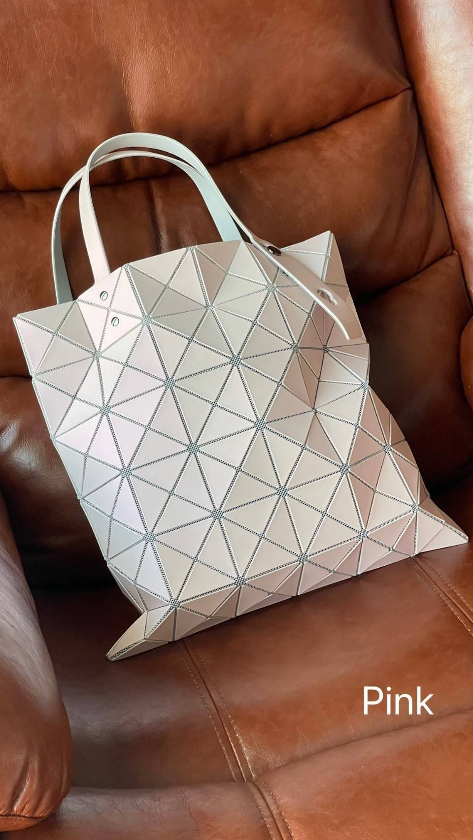 ORIGINAL 🌸 BAO BAO ISSEY MIYAKE LUCENT 6X6 matte tote bag เป็นซีรีส์ที่โดดเด่นด้วยโทนสีสว่าง โดดเด่นด้วยลักษณะต่างๆ เช่น ตาข่ายสว่างที่มองเห็นได้ผ่านช่องว่างระหว่างชิ้นสามเหลี่ยม