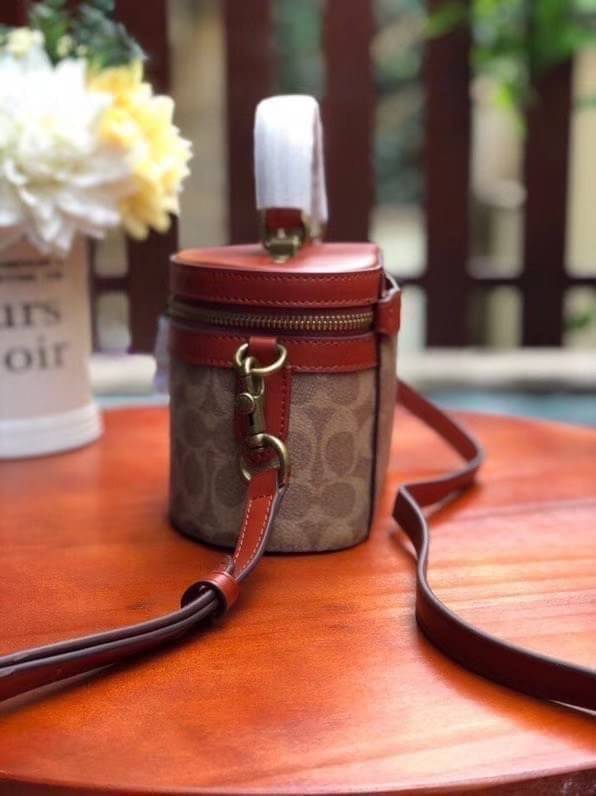 Coach Selena Trail Signature Bag กระเป๋าทรงกล่องใหม่ล่าสุด ภายในกว้าง ใส่ของได้จำนวนมาก มาพร้อมสายสะพายcrossbody ที่สามารถปรับระดับได้ ใครยังไม่มีห้ามพลาดแล้วนะคะ สามารถสะพายไปทำงาน หรือไปเที่ยวชิวๆเก๋ๆ