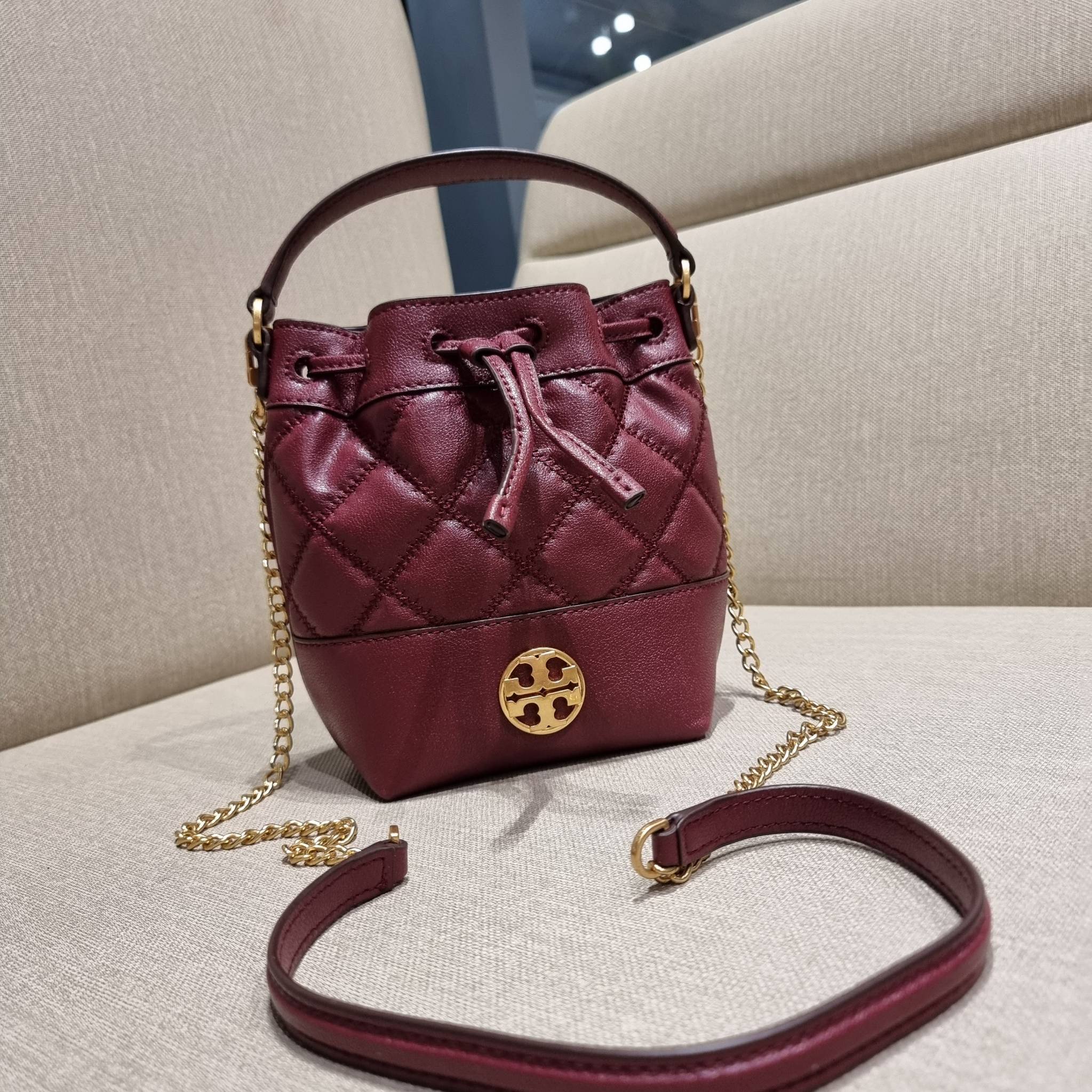 TORY BURCH WILLA MINI BUCKET BAG NEW ARRIVAL สุดปัง กระเป๋าสะพายทรงบัคเก็ต สวยผู้ดี โดดเด่นด้วยโลโก้สีทองดูหรู อัพลุคผู้ดี๊ผู้ดี วัสดุหนังแท้ ดีไซน์บุนวม เส้นคมดีเทลหรู เปิด-ปิดหนังรูดปากกระเป๋า มีหูหิ้วในตัว คล้องแขนเก๋ๆ ภายในเป็นช่องโล่ง มีช่องย่อย ใส่ข