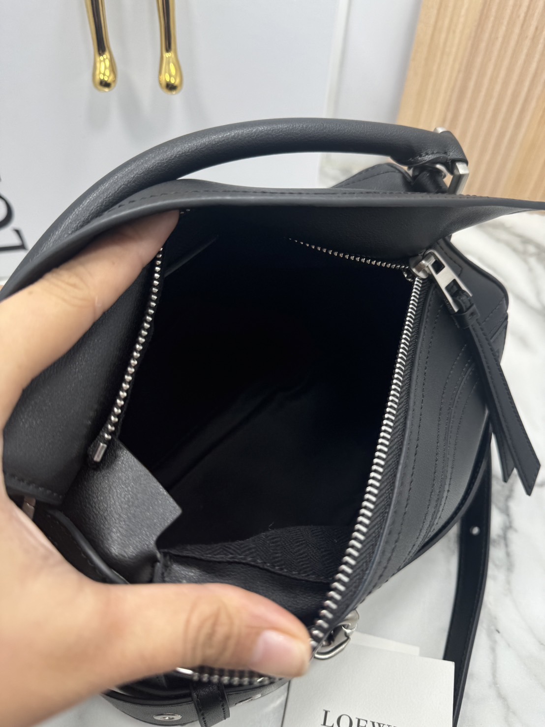 ORI หนังแท้ | Loewe Small Puzzle Biker bag in shiny Leather 24cm กระเป๋าสะพายทรงกล่องพัซเซิล รุ่นใหม่ล่าสุด คล้ายเข็มขัดด้านหน้าสวยเท่โดดเด่นสไตส์ไบเกอร์ ด้วยเส้นสายเรขาคณิตอันโดดเด่นและรูปทรงลูกบาศก์