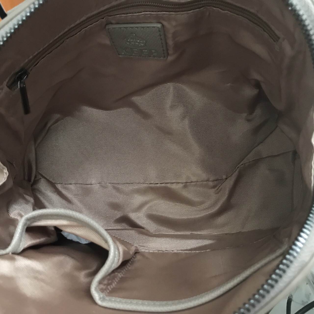 ซูมๆ ใกล้ๆ กันเลย กับ New collection KEEP ' Taylor ' ทำ size ใหม่ (9.5") อยากแนะนำมาก อยู่ระหว่าง มินิ กะ คลาสสิค ขนาด ดี๊-ดี ไม่เล็กไม่ใหญ่ไป แถม!! ดีไซน์รุ่นนี้ เป็นอะไหล่ดำ แต่งกะ look casual style ได้แมตช์ม๊ากกกก มี 3 สี Earth tone ให้เ