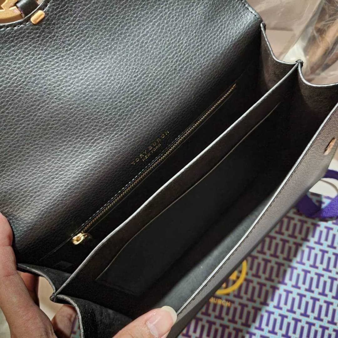TORY BURCH MILLER SHOULDER BAG รุ่นยอดนิยม รุ่นหายาก รุ่นที่สาวๆตามหา ใบนี้เลย!! สวยหรู ผู้ดีทุกสี กระเป๋าสะพายไหล่ ดีไซน์อยู่ทรง คลาสสิคแฝงความหรูด้วยโลโก้สีทองอร่ามโดดเด่น
