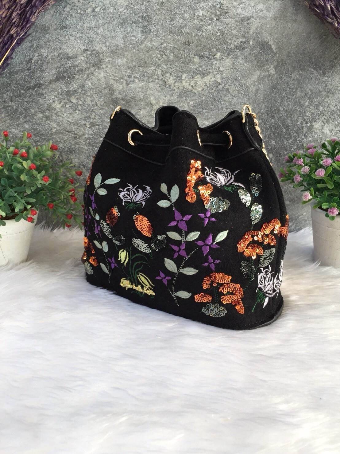 New! 2018 CHARLES & KEITH EMBELLISHED DRAWSTRING BAG กระเป๋าหนังสักลาด ทรงหูรูด ปักลายดอกไม้ ลายกริตเตอร์ สีสันน่ารัก อยู่ทรงแข็ง สะพายด้วยสายโซ่สีทอง ขนาดกำลังดี สะพายไปเที่ยวดูสดใส น่ารักแนะนำเลยค่ะ