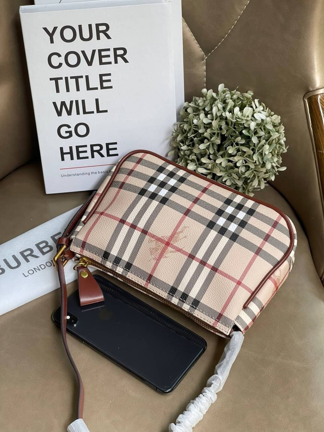 VIP 】Burberry Nova Check Small Shoulder Bag กระเป๋าสะพายไหล่ Vintage Check ที่ถือว่าเป็นสัญลักษณ์อันเก่าแก่ของแบรนด์ ภายในเป็นช่องโล่งกว้าง และมีคุณสมบัติการใช้งานที่ครบครัน อีกทั้งยังเปิด-ปิดง่ายด้วยซิปเดียว มีอะไหล่โลหะสีทองที่ช่วยให้กระเป๋าดูหรูหรามากย