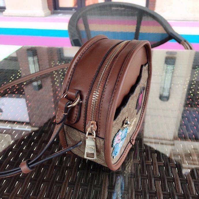 COACH KEITH HARING CANTEEN CROSSBODY IN SIGNATURE CANVAS WITH PATCHES F48730 กระเป๋าทรงกลมสุดเก๋ ไม่เหมือนใคร ตกแต่งลายให้มรความน่ารัก โดดเด่นขึ้นมา สะพายไปไหนก็สวยไม่เหมือนใคร ภายในกว้าง ใส่ของได้เยอะ กระเป๋าเปิดปิดด้วยซิป ใครย้งไม่มี รีบจับ รีบจองกันเลย