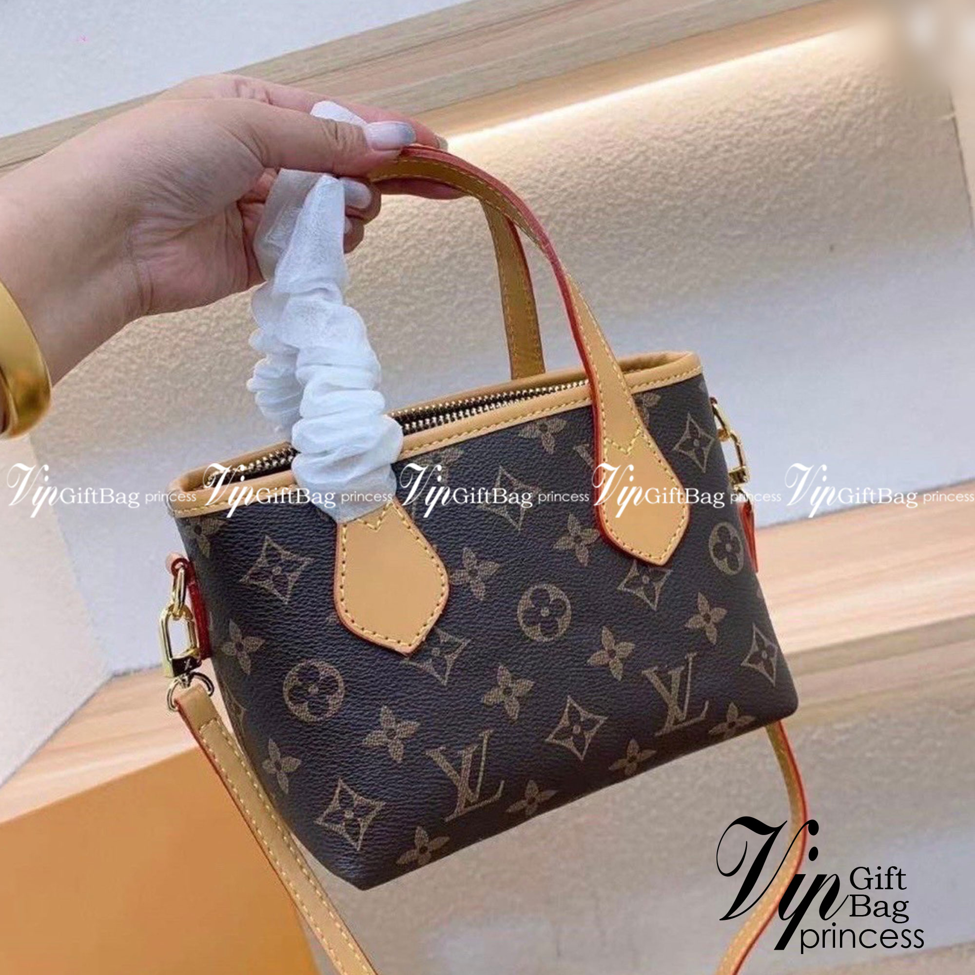 Set 3 ชิ้น LV Mini Tote Bag New in!! กับ box set ชวนสะสม ที่จับเอารุ่นยอดฮิต มามิกซ์รวมกับไอเท็มสุดคุ้มของมันต้องมี!! จัดเรียงให้อยู่ในกล่องสุดหรู ไม่ว่าจะตัวกระเป๋า กระเป๋าสตางค์ กระเป๋าจิ๋ว ใบไหนๆก็นำมาใช้งานได้จริง คุ้มค่ามากๆ แถมฟรี! ริบบิ้นลายลิมิเต็