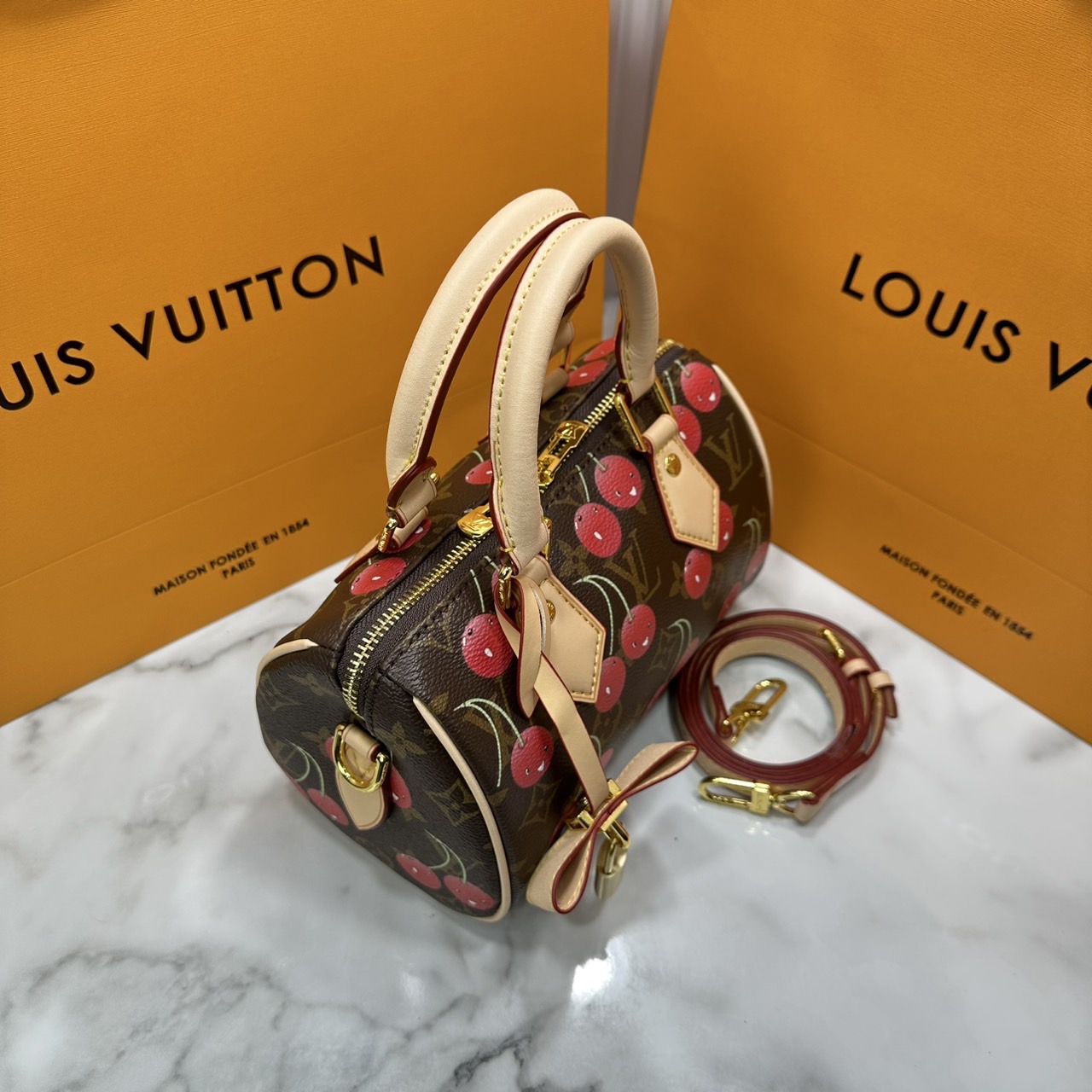 ORI หนังแท้ | 🍒 LV × TM Speedy Bandouliere 20 Bag Cherry Monogram กระเป๋าสะพายทรงหมอนใบเล็ก ดีไซน์สุดเก๋ไก๋ ด้วยลวดลายเชอร์รี่สีสันสดใสและน่ารักปรับลุคให้มีชีวิตชีวา คอลใหม่สุดเอ็กซ์คลูซีฟ
