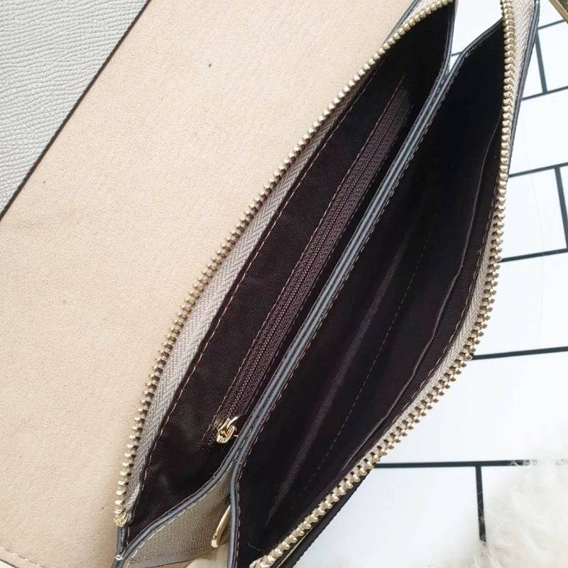 คลัชมาใหม่ สัปดาห์นี้ค่า ‘ Stair ‘ Clutch bag ✔️รอบนี้เข้าเพิ่มอีก 5 ลายเลยน๊า หลังจากปล่อยคอลเลคชั่นแรกออกไปแล้วได้รับความนิยมมากๆ รอบนี้จัดเฉดสีกลางๆ ให้แมทช์ง่ายกับชุดด้วยค่า **หนังวัวแท้ค่า