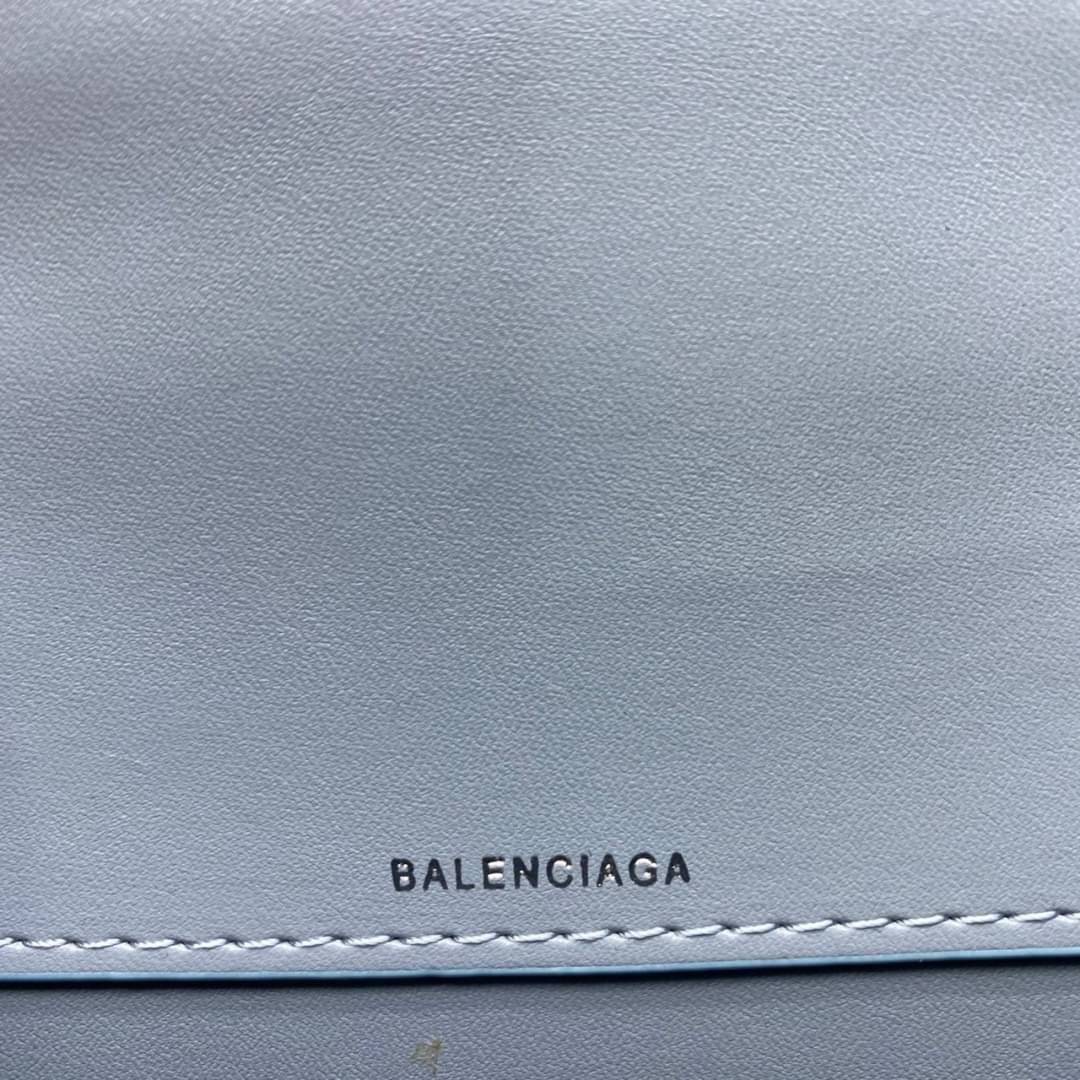 หนังแท้ BALENCIAGA HOURGLASS TOP HANDLE XS Shiny crocodile embossed calfskin การสร้างสรรค์ที่มีเอกลักษณ์เฉพาะตัว หรูหรา โทนสีโดดเด่น วัสดุหนังแท้ลายจระเข้ ภายในโล่งกว้างหนังแนปป้าอย่างดี เกรดออริจินอล ตอบโจทย์ได้ทุกลุค ทุกไลฟ์สไตล์ ภาพสินค้าถ่ายจากงานขายจ