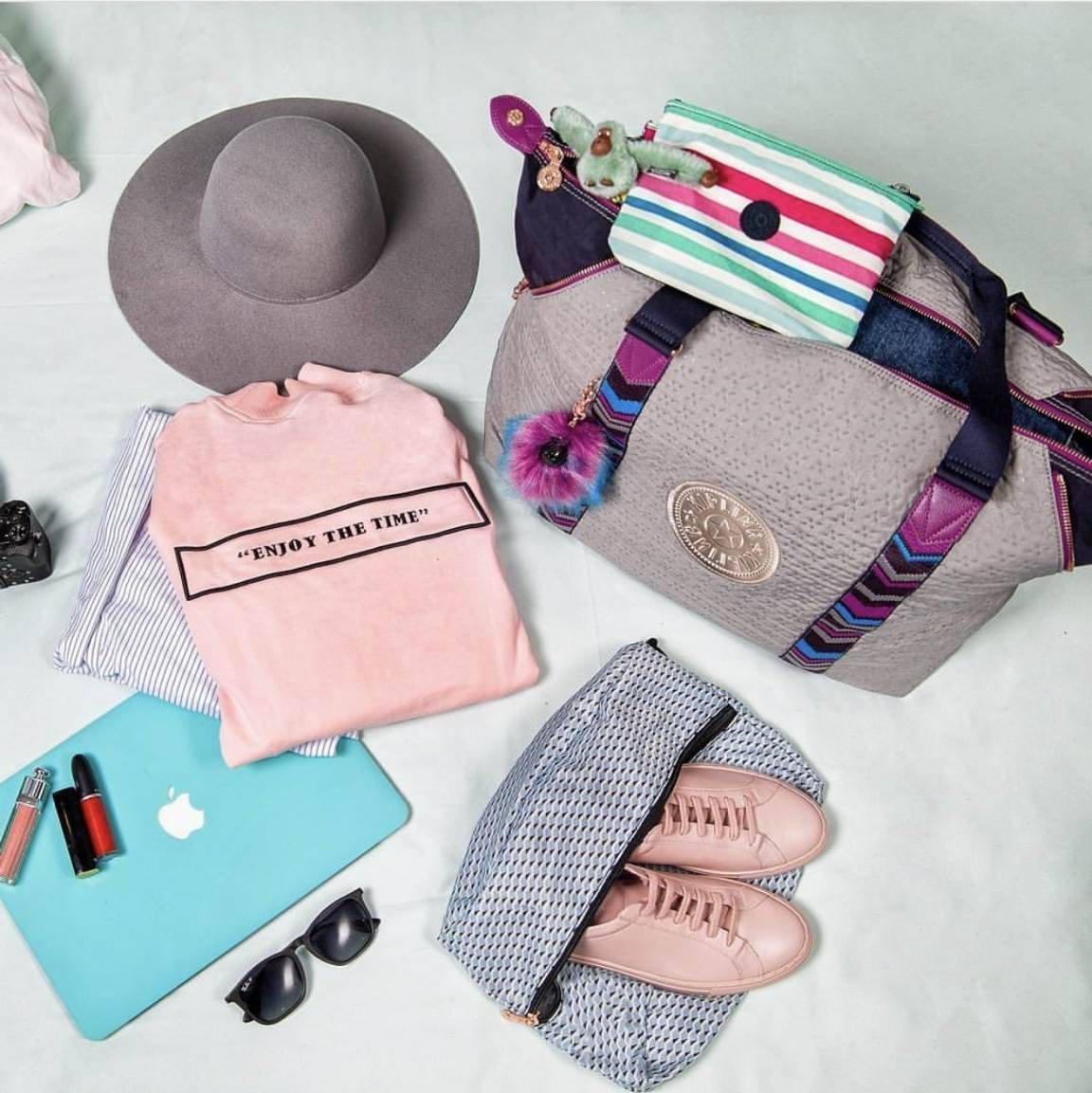 BEST SELLER! NEW! KIPLING ART TOTE BAG กระเป๋าถือหรือสะพายรุ่นใหม่ Special Limited Edition วัสดุ Nylon+Polyester 100% น้ำหนักเบาโดดเด่นที่สามารถรูดซิปมุมกระเป๋าเปลี่ยนทรงได้ไม่จำเจ มีหูหิ้วสะพายไหล่เเละสายยาว crossbody เลื่อนปรับระดับได้ มือจับหูหิ้วเป็นห