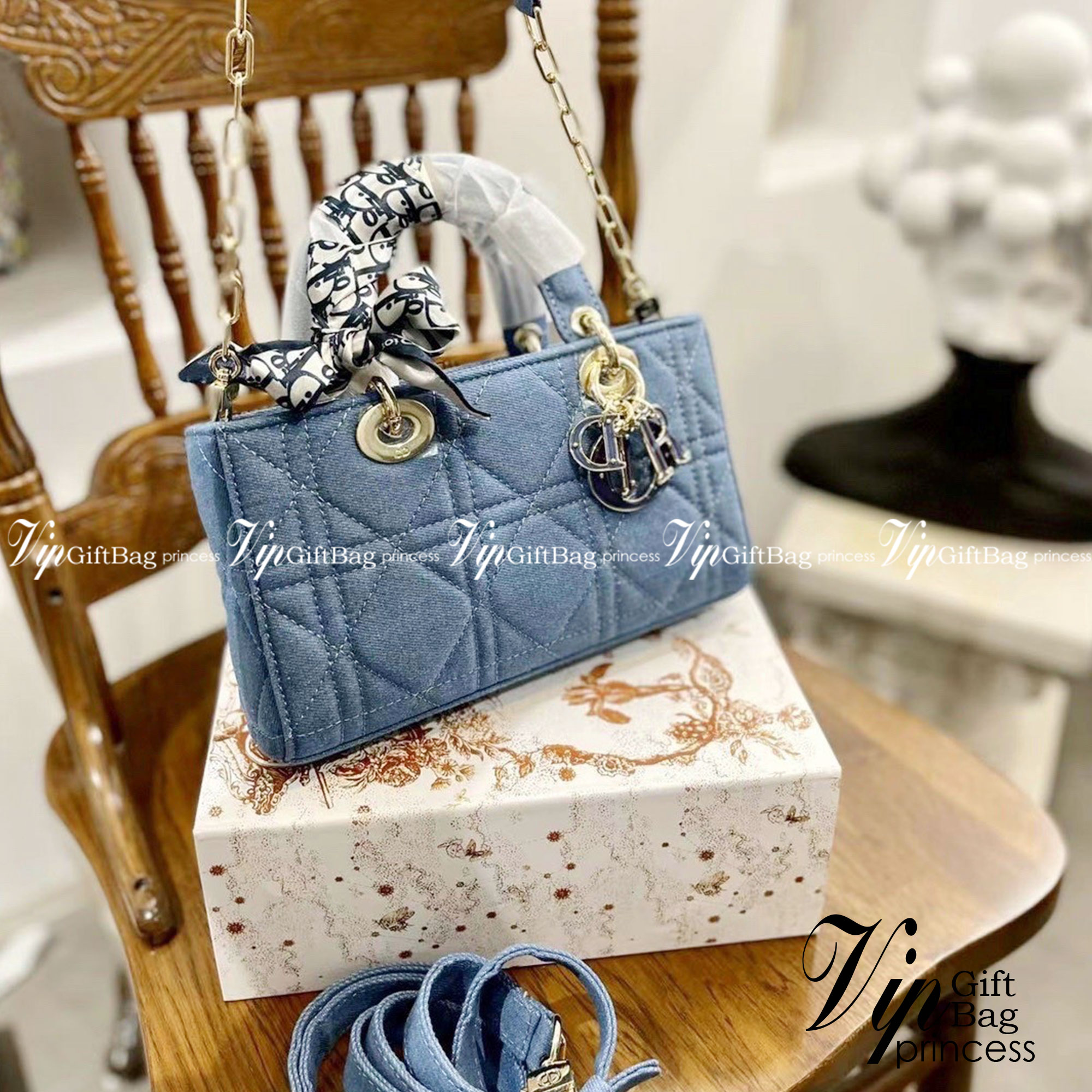 DIOR D-Joy Bag Cannage Denim / Dior Lady Bag กระเป๋าสะพายดิออร์ใบนี้คือราชนิกุลมากแม่ความเลดี้ดิออร์ที่เกินต้าน งานชนช้อปปังสุด ถือสลับแท้ไม่โป๊ะแน่นอน ราคาเบาสุด ภาพถ่ายจากงานจริง สวยเหมือนในรูป พร้อมส่งที่ไทย