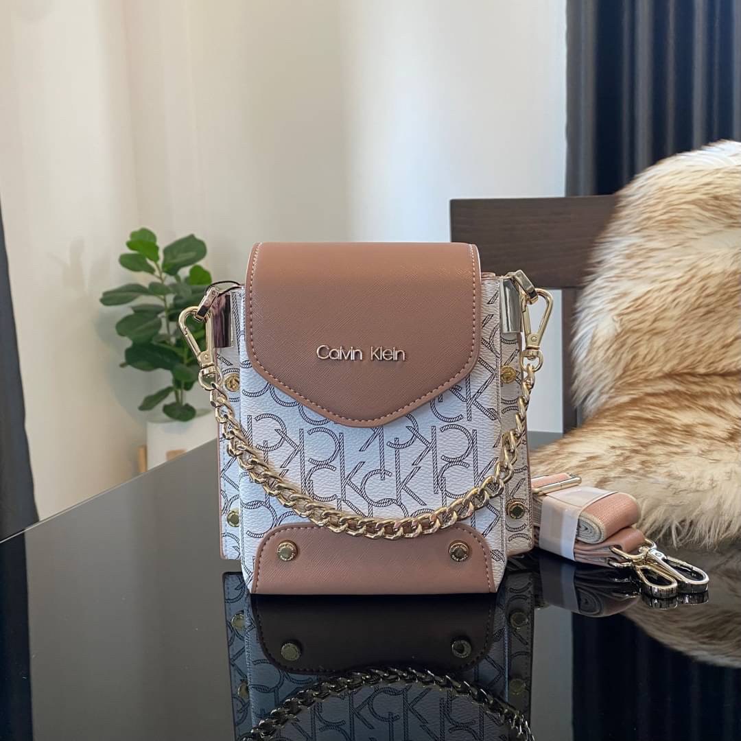 CALVIN KLEIN JEANS crossbody bag กระเป๋าถือหรือสะพาย ลายซิกเนเจอร์แบรนด์ทั้งใบ เปิด-ปิดกระเป๋าด้วยกระดุมแม่เหล็ก ด้านในแบ่งเป็น 2 ช่องหลัก และมีช่องเล็กใส่ของจุกจิก ซับในลายแบรนด์อย่างดี มาพร้อมสายสะพายยาวปรับระดับได้ฟรีไซต์ สามารถใช้ได้หลากหลายโอกาสค่ะ