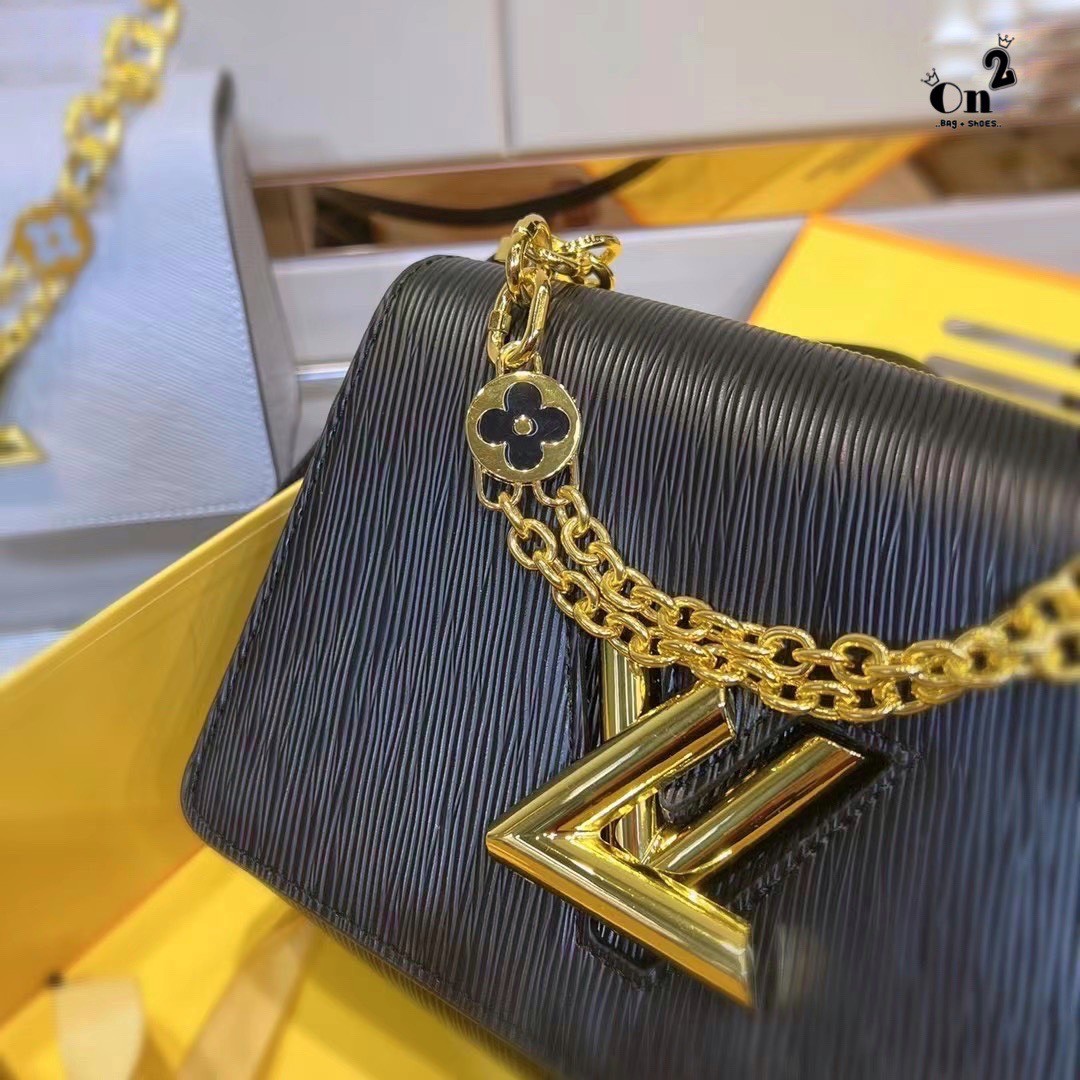 LOUIS VUITTON Twist MM Epi Leather Handbags / LV Twist MM หนัง Epi ลายเกรน ตัวล็อก LV Twist สีทองไอคอนิกช่วยเติมเต็มความสมบูรณ์แบบให้กับกระเป๋าได้อย่างลงตัว เหมาะสำหรับการใช้งานเป็น everyday bag หรือถือออกงานก็สวยเลยค่ะ