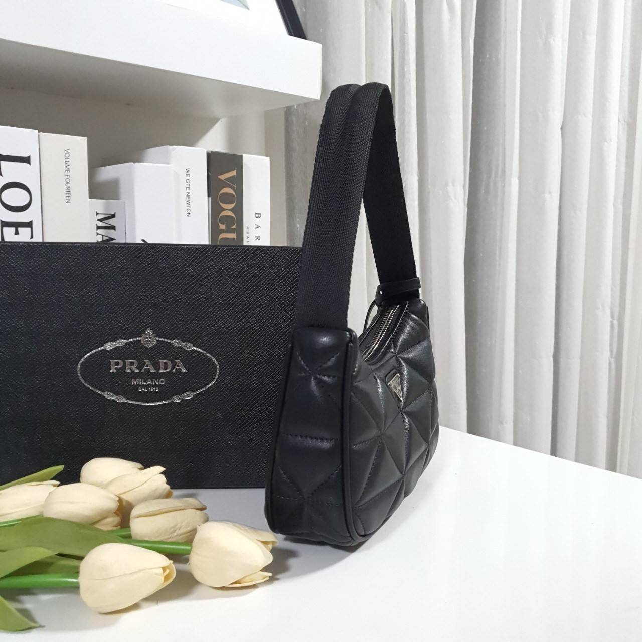 รุ่นใหม่แนะนำ!! กับงานพรีเมี่ยมกิ้ฟท์ PRADA HANDBAGS ขนาดกะทัดรัด **อะไหล่เงิน วัสดุทำจากหนัง Pu อย่างหนาลายตารางสวยหรูดูดี อยู่ทรง กันน้ำได้ หายห่วงคะ ด้านหน้ามีโลโก้แบรนด์ เปิดปิดด้วยซิป มาพร้อมสายผ้า ไม่สามารถถอดได้ ภายในบุผ้าลายPrada และป้ายโลหะแบรนด์