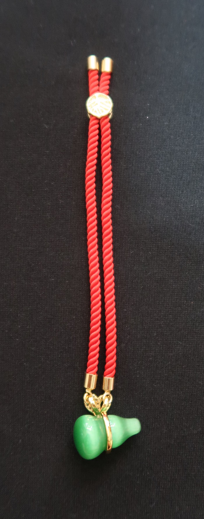 สินค้าหมดค่ะ สร้อยข้อมือน้ำเต้าสีเขียวด้ายแดง ดูดทรัพย์ เสริมดวงค้าขายค่ะ