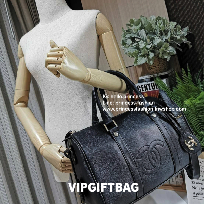 CHANEL CAVIAR LARGE HANDBAG VIP GIFT WITH PURVHASE กระเป๋าเดินทางใบใหญ่รุ่น Limited Edition - GWP พรีเมี่ยมกิ๊ฟของเเท้จาก Chanel Counter หนังคาเวียร์เนื้อหนาสีดำขึ้นลายสวยหรูอยู่ทรง ด้านหน้ามีโลโก้แบรนด์ เปิดปิดด้วยซิปสะดวกใช้ ประดับTAG โลโก้แบรนด์อะไหล่ท