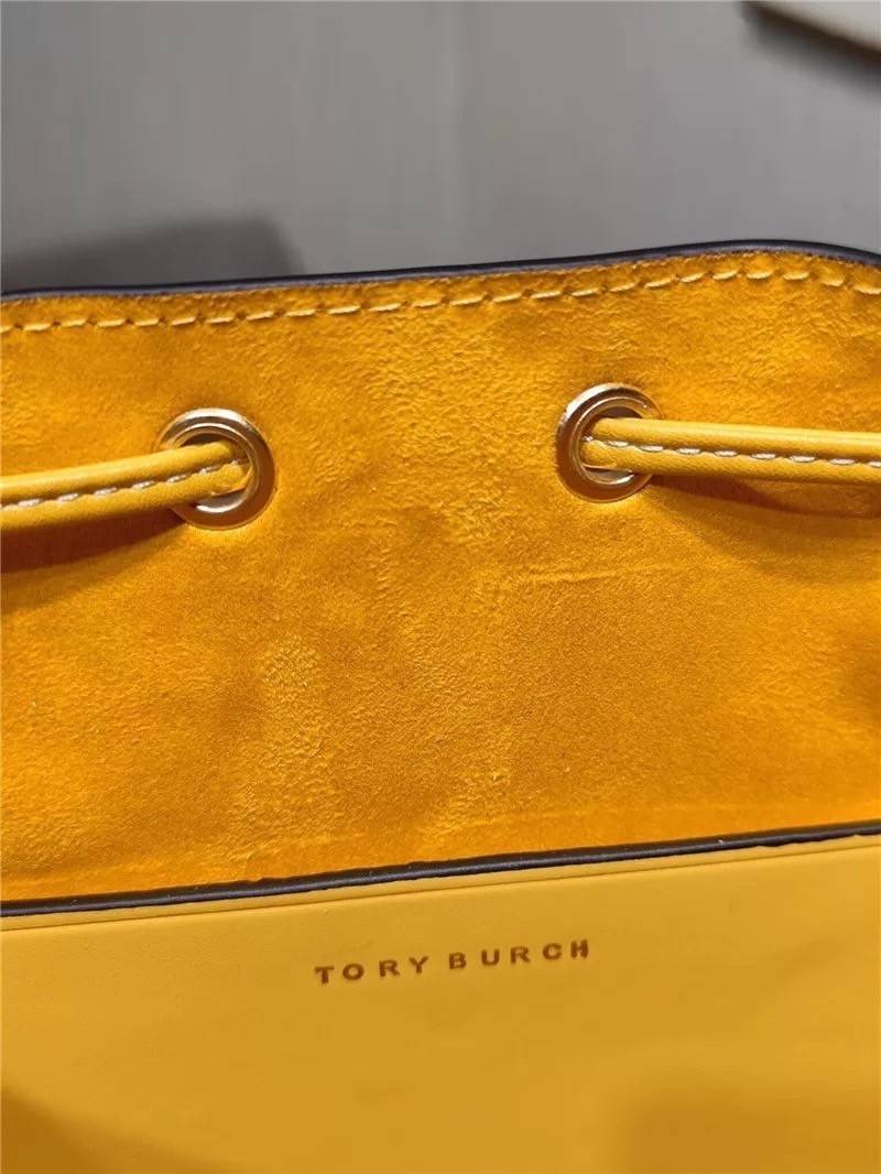 Medium : Tory Burch T Monogram Embossed Bucket Bag กระเป๋าถือหรือสะพายไหล่ ประดับด้วยลวดลายอันเป็นสัญลักษณ์ของแบรนด์ ถูกประดิษขึ้นด้วยความพิถีพิถันวัสดุหนังอย่างดี ด้านในบุด้วยหนังไมโครซูแอคเนื้อนุ่มทำความสะอาดง่าย กระเป๋าผ่าหลังด้านนอก1ช่อง ด้านใน 1ช่อง 