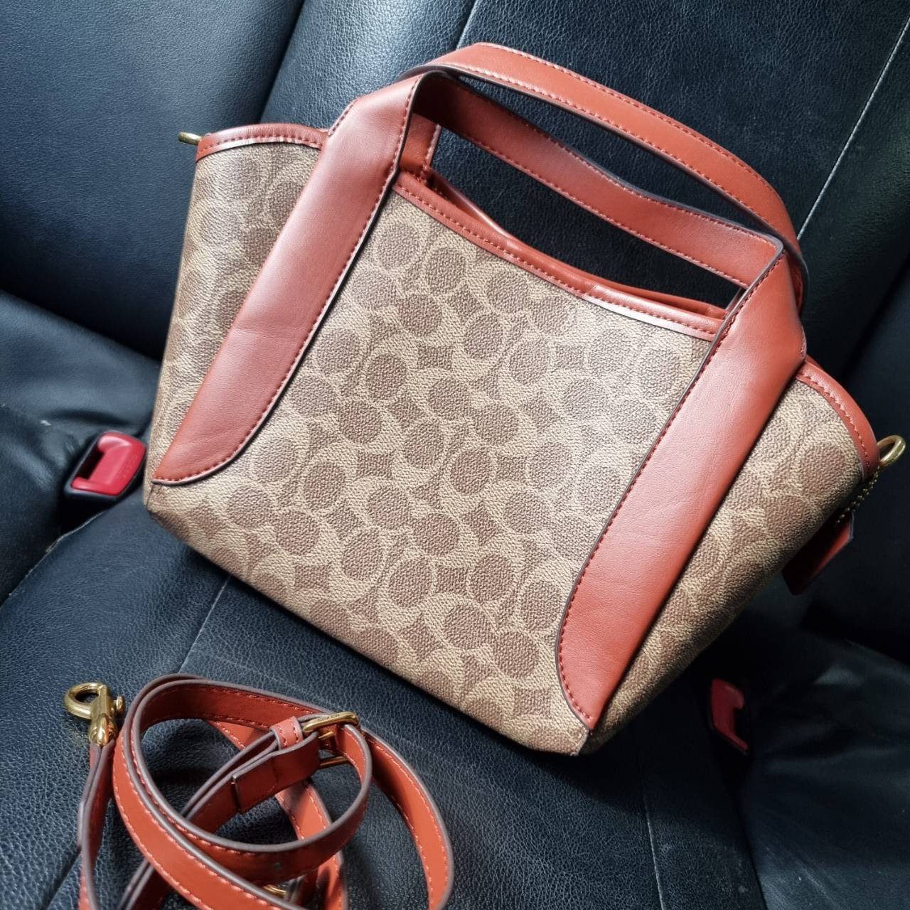 COACH 79251 HADLEY HOBO 21 IN SIGNATURE CANVAS ไอเท็มยอดนิยม คลาสสิคในทุกโอกาส กระเป๋าทรงโฮโบ ทรงสวยใช้งานได้ทุกลุค แมชท์ง่ายกับทุกสไตล์ วัสดุหนังแคนวาส ดีไซน์เอกลักษณ์ เปิด-ปิดด้วยกระดุมแม่เหล็ก มีตะขอล็อคที่ปากกระเป๋าเพื่อปรับทรงใช้งานได้ ภายในโล่งกว้าง