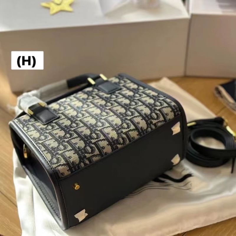 DIOR SMALL BOSTON BAG Blue Oblique Embroidery กระเป๋าสะพายทรงกล่องบอสตัน New for Winter 2023 คอลผู้ดี สวยหรู ตอบโจทย์และแมทช์ได้กับทุกลุคทุกสไตล์