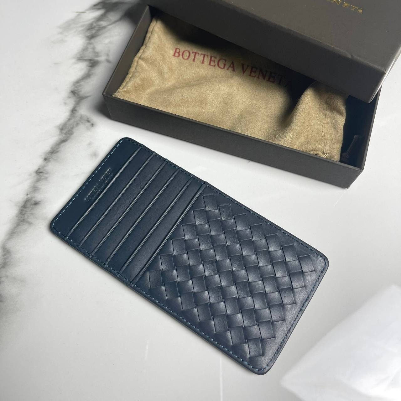 หนังแท้ BOTTEGA VENETA CARD HOLDER กระเป๋าใส่บัตรทำจากหนังแท้คุณภาพดีมาในราคาพิเศษ เป็นรุ่นที่หายาก เหมาะกับการใช้งานระยะยาว ยิ่งใช้หนังยิ่งสวยทนทานต่อการใช้งาน มาพร้อมกล่อง อุปกรณ์ครบ