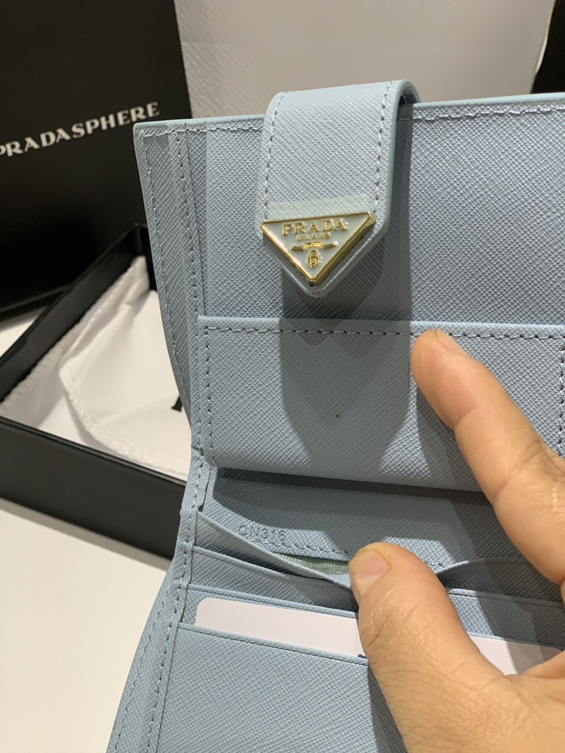 ORI หนังแท้ | Prada Wallet / Prada Small logo-plaque Saffiano Wallet กระเป๋าสตางค์ปราด้าใบกลาง เรียบหรู หนัง Saffiano เนื้อนุ่ม มีฟังก์ชันและสไตล์ให้เลือกด้วยช่องใส่บัตรหลายช่อง