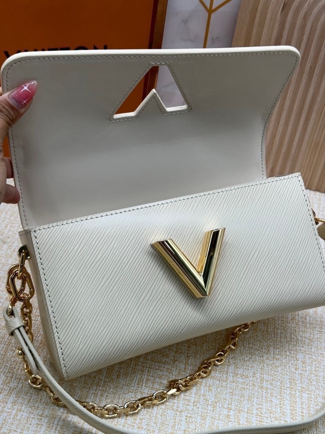 ORI หนังแท้ | LV Twist West Bag กระเป๋าสะพายหนัง Epi ลายเกรน สุดคลาสสิกมาดีไซน์ใหม่ในรูปทรงยาวเผยลุคมีระดับเหนือกาลเวลา ความหรูหราเข้ากับสตรีตสไตล์