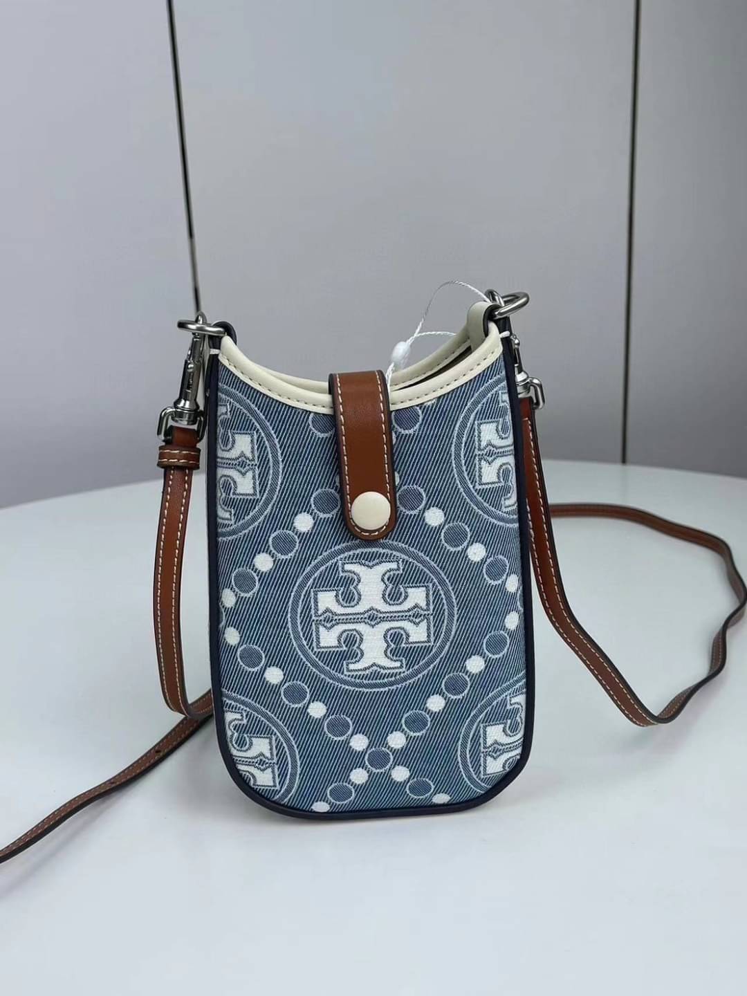 Tory Burch T Monogram Phone Crossbody / Tory Phone Bag พร้อมส่ง กระเป๋าใส่โทรศัพท์ สวยคม ด้านหลังมีช่องใส่บัตร