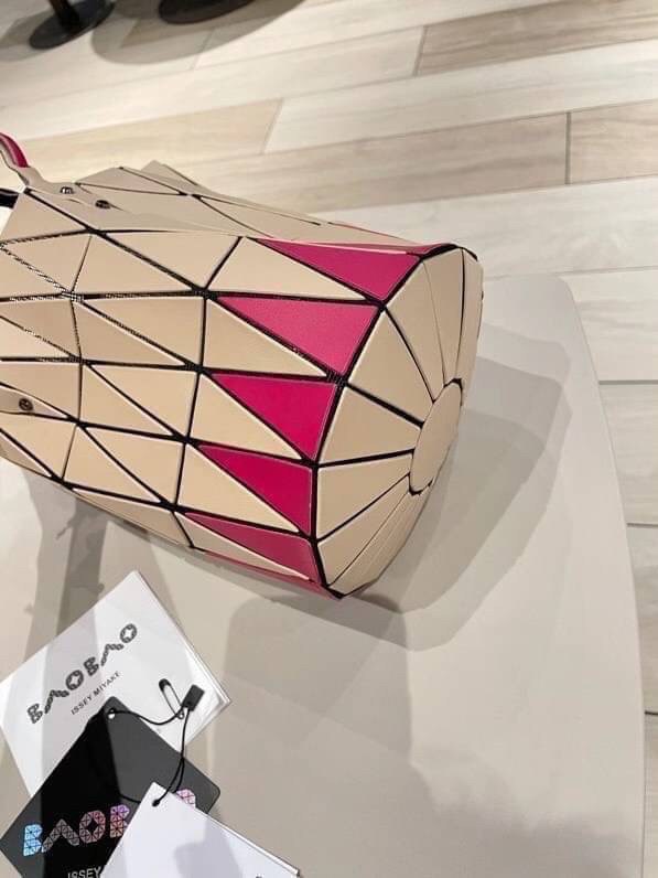 BAOBAO ISSEY MIYAKE BUCKET BAG / BAOBAO BASKET / ZIG-ZAG PATTERN TRIANGLE BASKET HANDBAG ภาพสินค้าถ่ายจากงานขายจริง ใช้งานต่างประเทศได้ค่ะ
