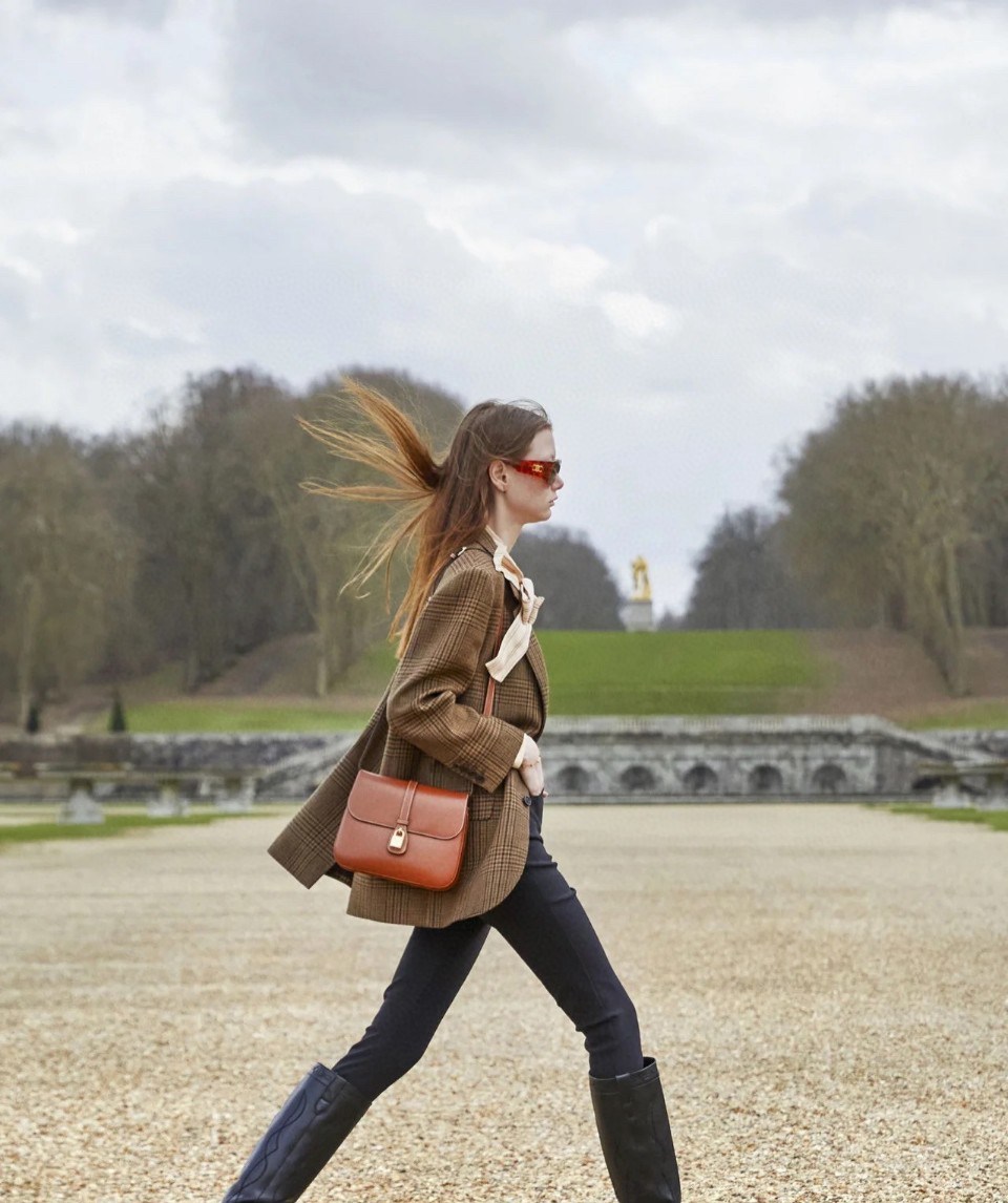 Celine Medium Tabou In Smooth Calfskin พร้อมส่งรุ่นใหม่แล้วค่า กับ CELINE SHOULDER BAG หนังเรียบสวยหรู ปรับดับพวงกุญแจสีทองด้านหน้า ด้านในเปิดด้วยด้วยกระดุม แบ่งช่องใส่ของออกเป็นสัดส่วน พร